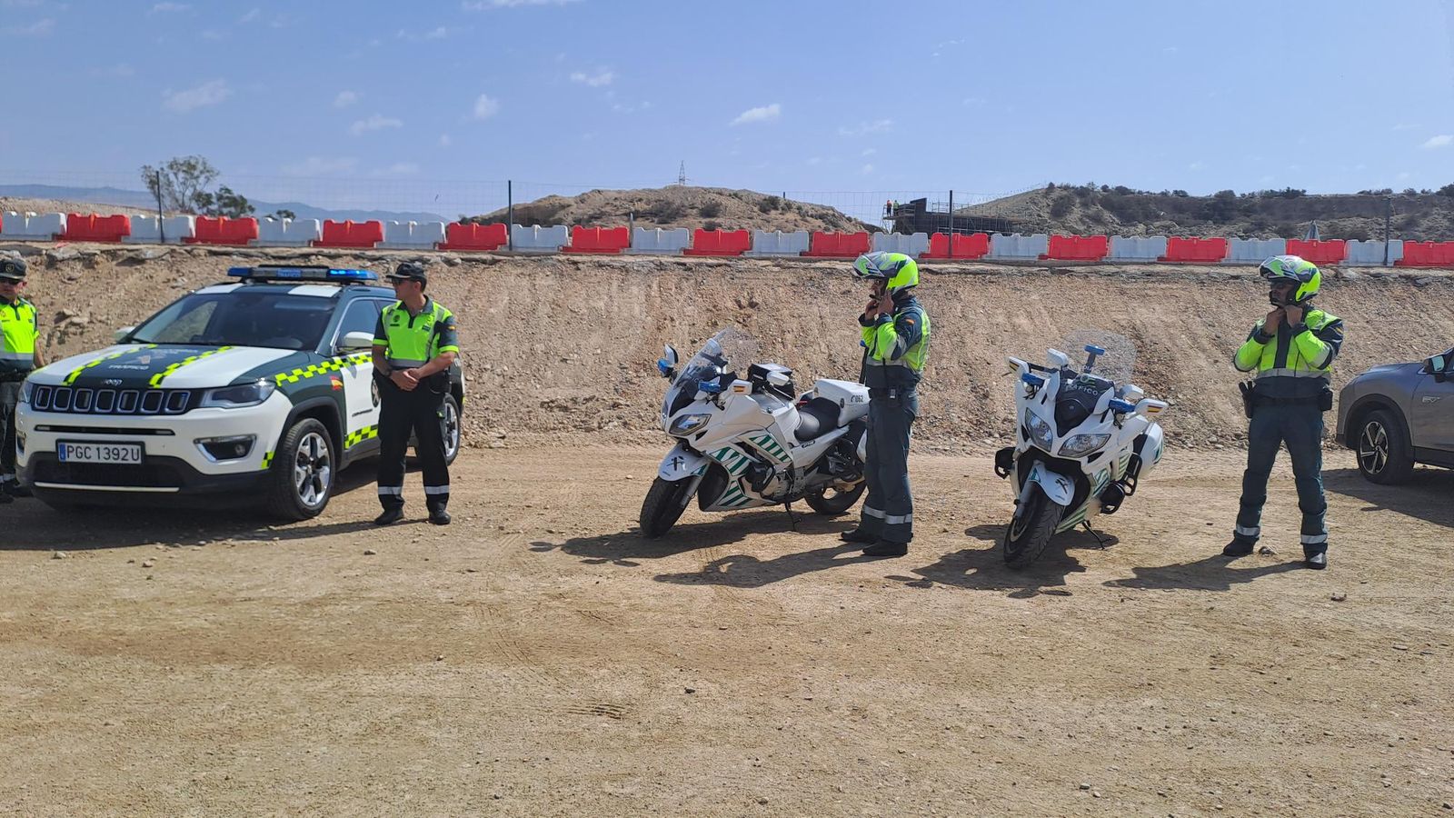 Agentes de la Agrupación de Tráfico de la Guardia Civil en las obras de Viator