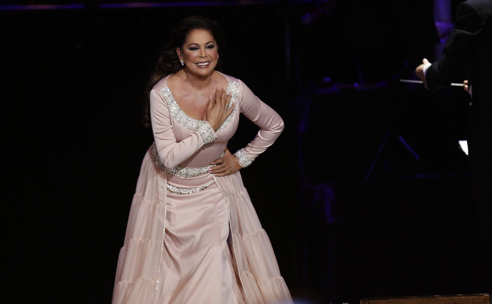 Isabel Pantoja saluda al público.