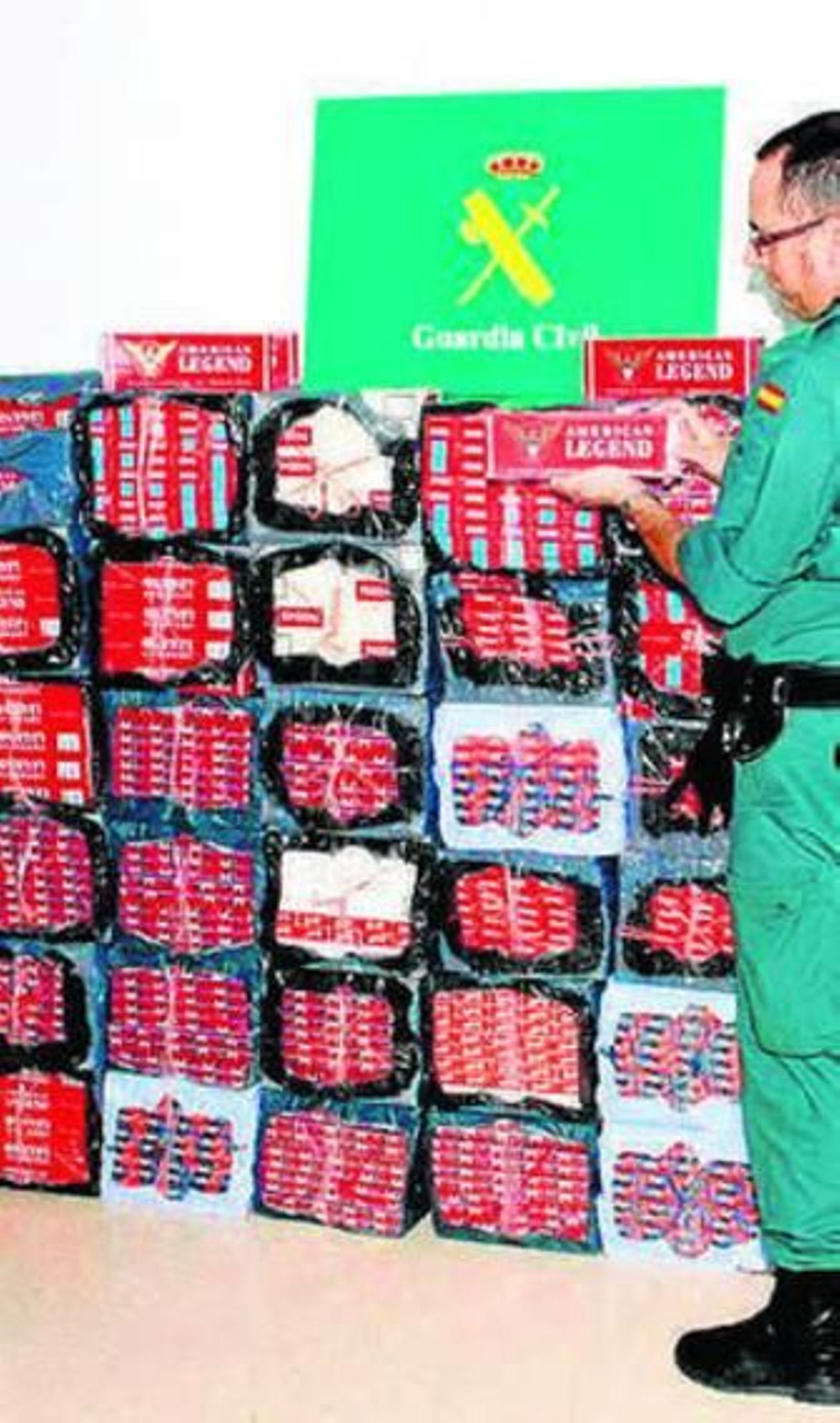 Un guardia, con el tabaco.