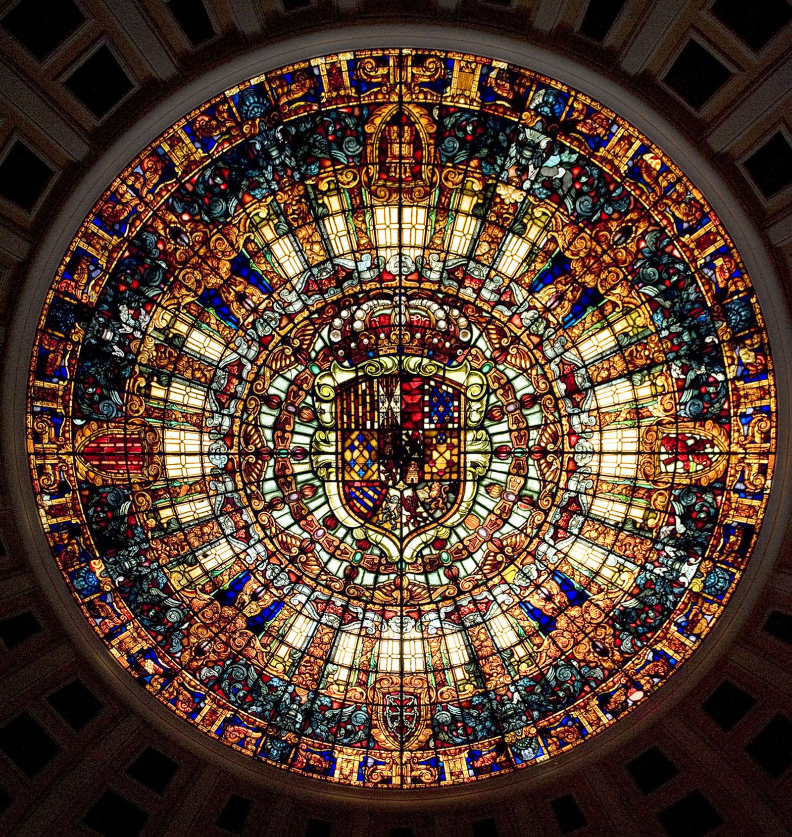 La impresionante vidriera que preside el techo del teatro