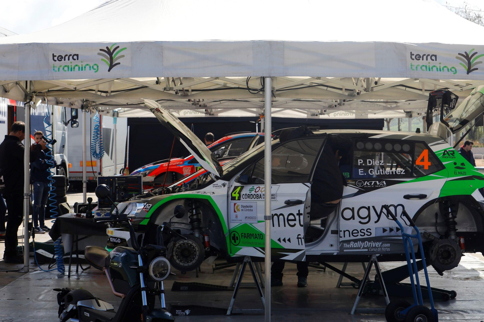 Rallye Sierra Morena 2023: Los pilotos ya preparan sus vehículos en El Arenal