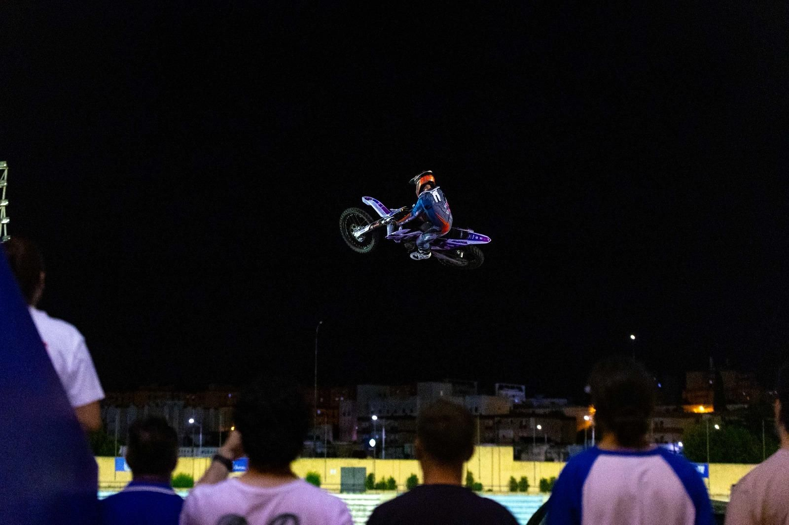 Las espectaculares imágenes que dejan las acrobacias en moto del Freestyle FMX celebrado en San Fernando
