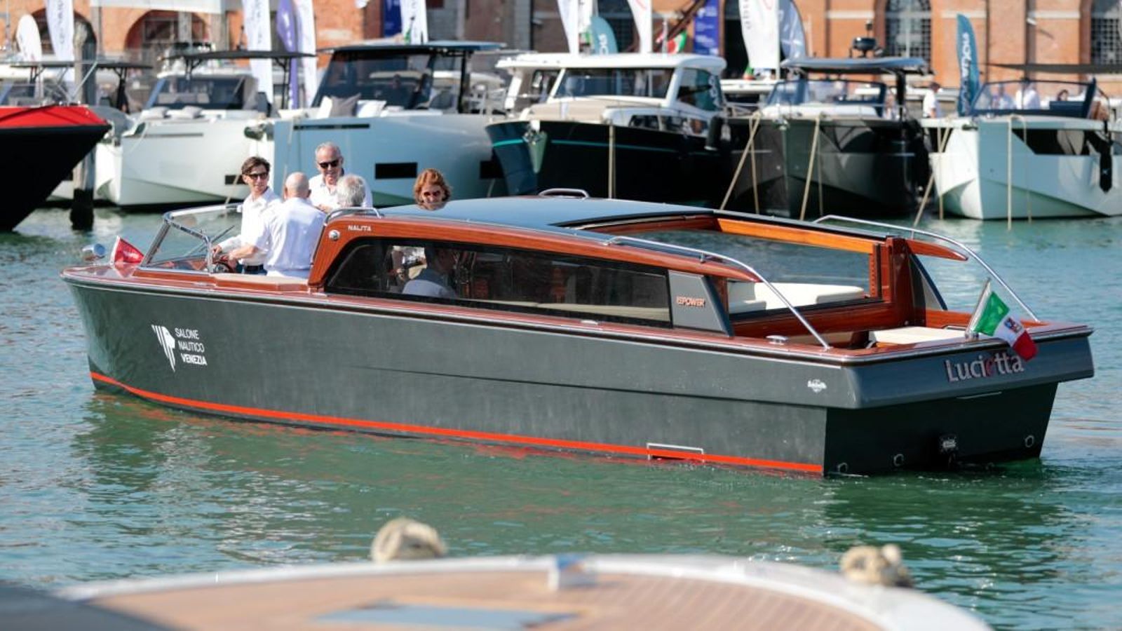 El primer taxi eléctrico de Venecia se estrenó durante la última edición de su Festival de Cine.