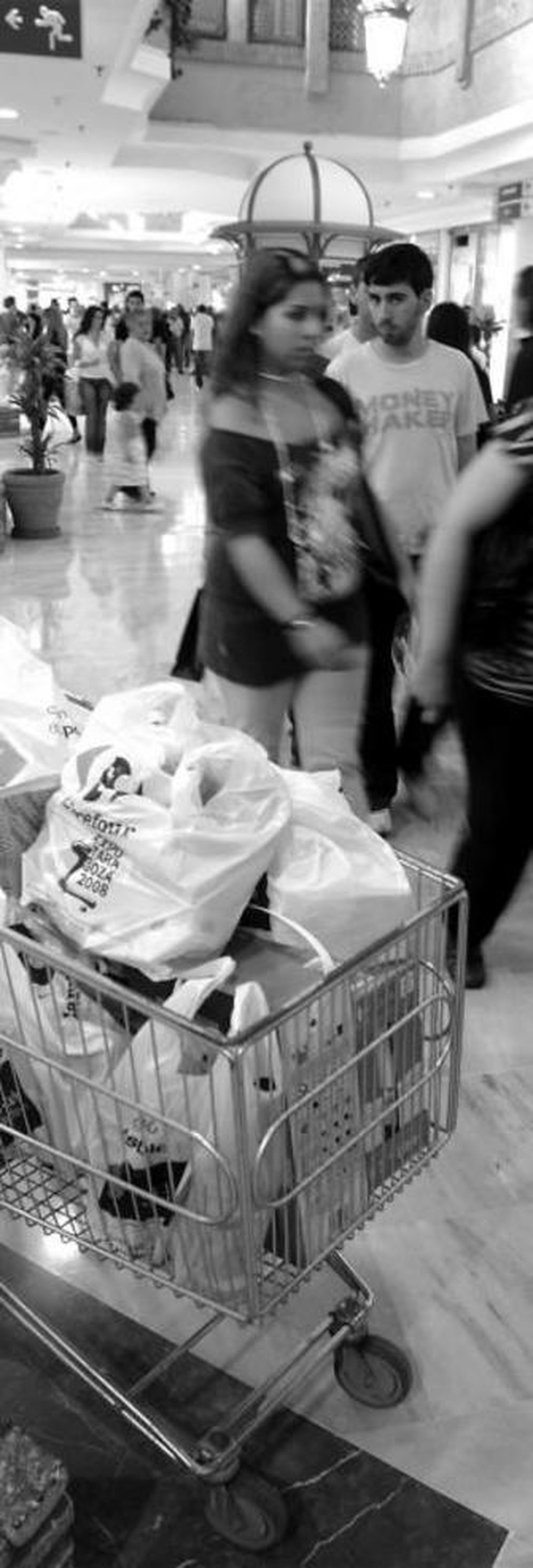Clientes pasean por Bahía Sur en una imagen de archivo.