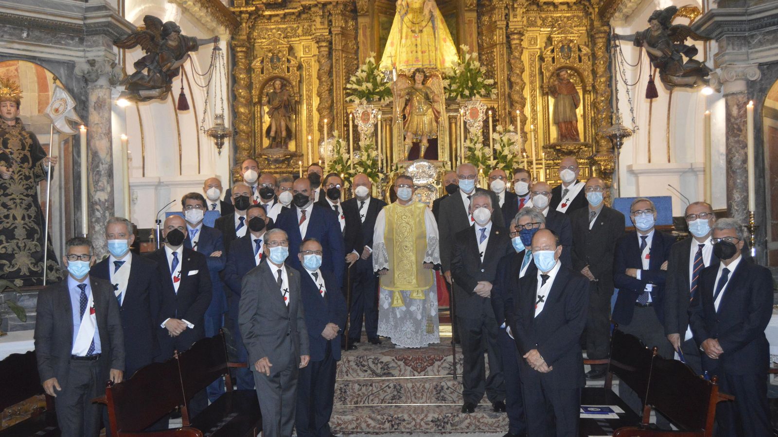 El capellán mayor de la Hermandad padre Miguel Ángel González, con los miembros de la Hermandad de la Santa Caridad, tras finalizar la ceremonia de la festividad de San Miguel.
