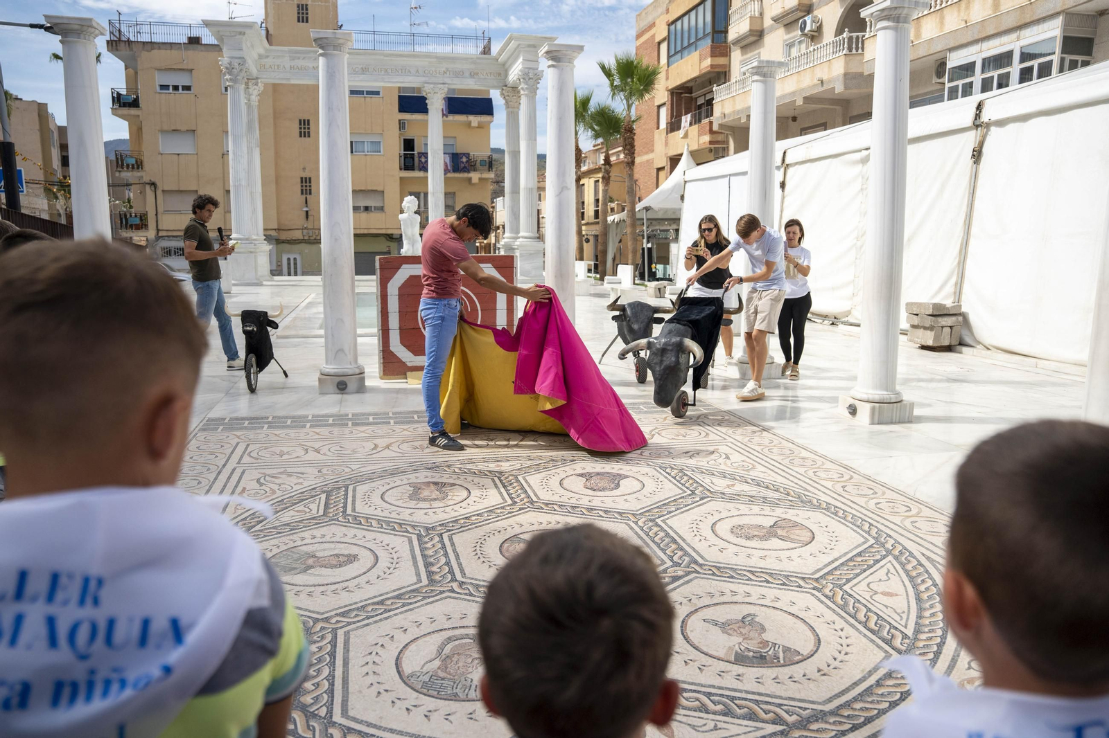 Las imágenes del taller de toros para niños y toro mecánico en Macael