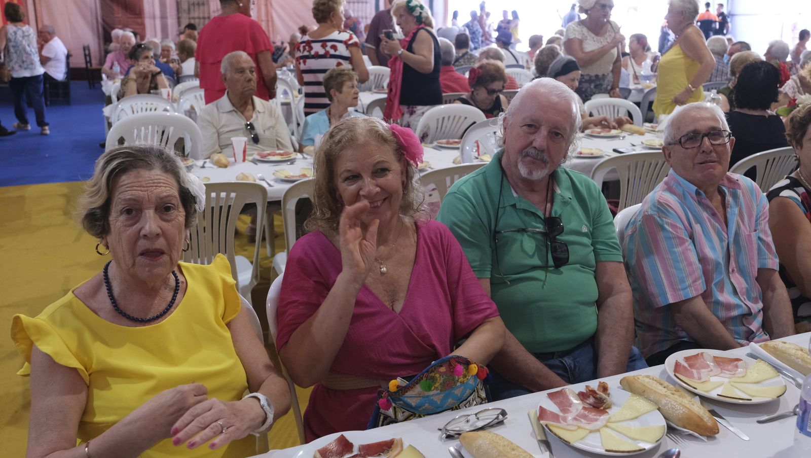 Imágenes de la comida homenaje a los mayores en la Caseta Municipal de la Feria de Almería 2022