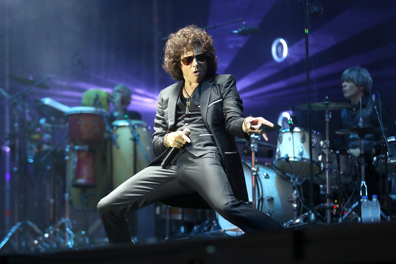 Bunbury durante un recital en el Muelle de Cádiz.