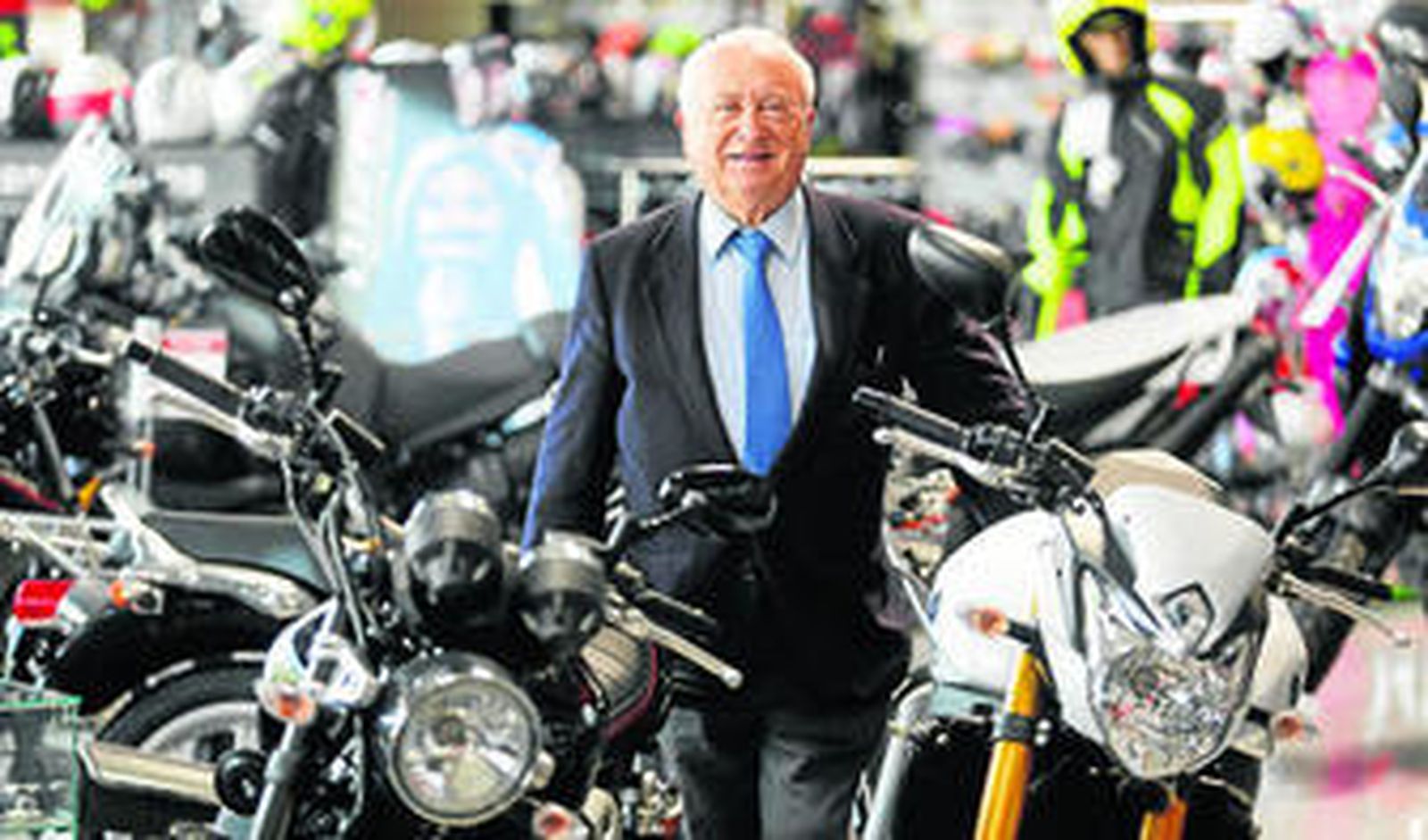 El fundador de Navarro Hermanos posa junto a varias motos.