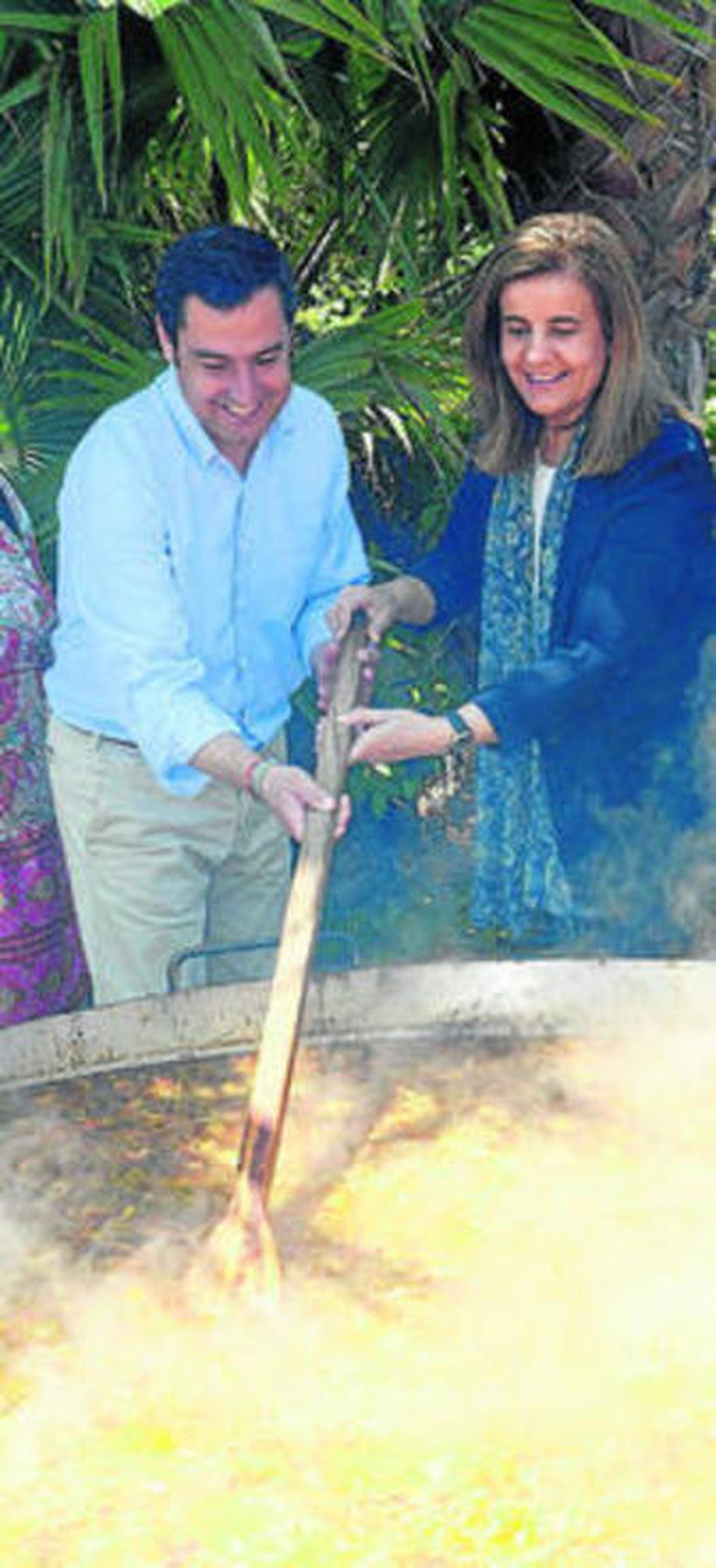 Juan Manuel Moreno y Fátima Báñez, ayer ante una gran paella en Motril.