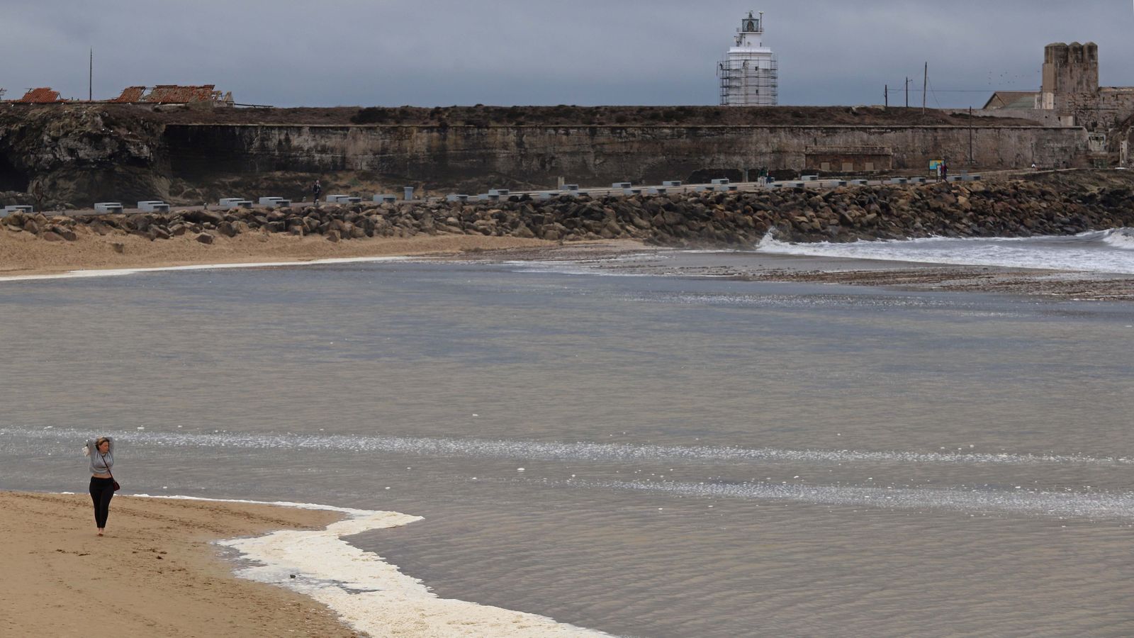 Fotos de la marea alta en la playa de Los Lances