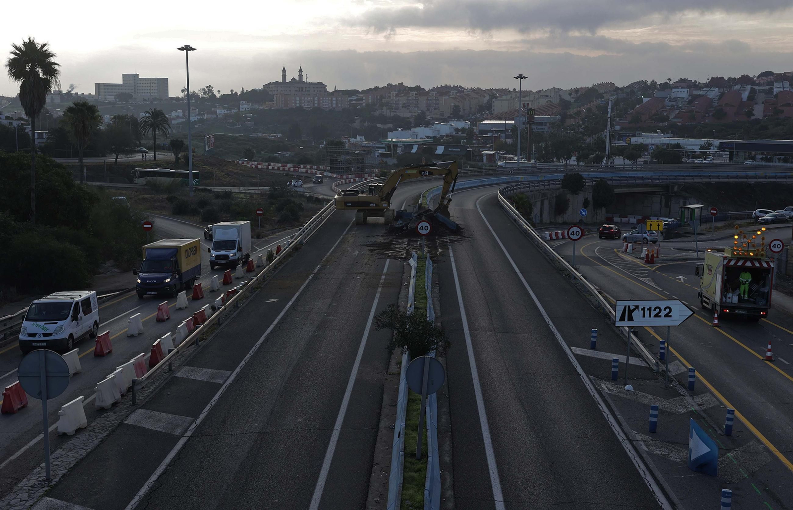 El inicio del derribo del puente de Los Pastores de Algeciras, en imágenes