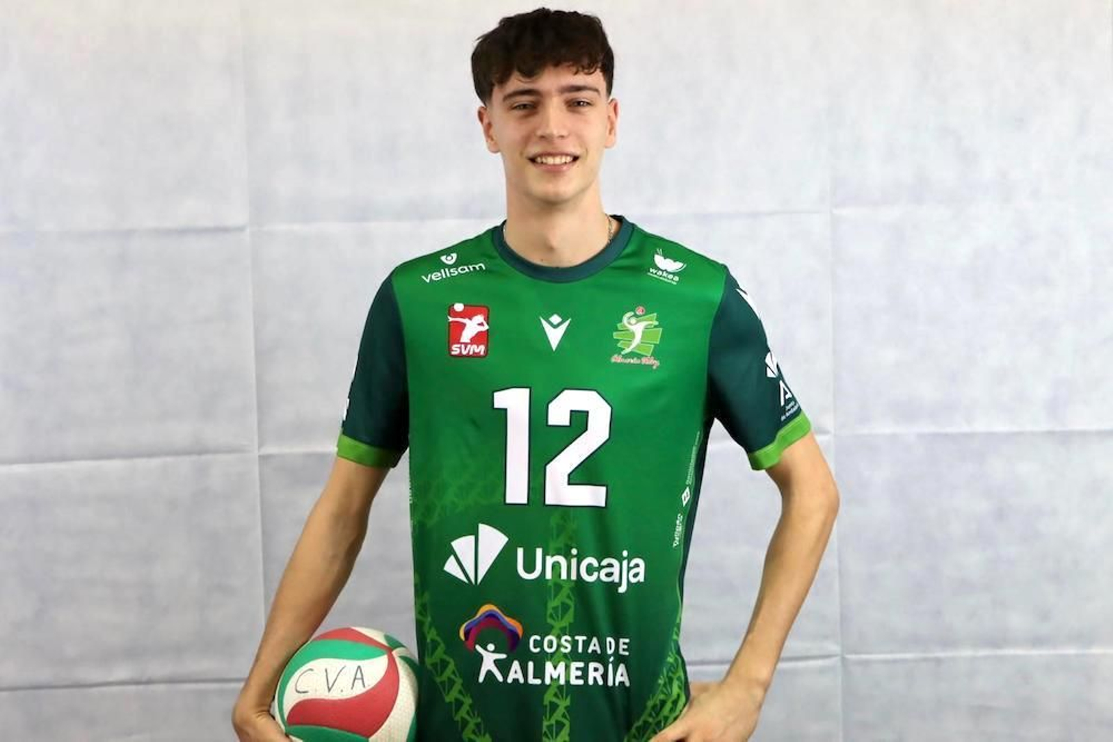 El jugador catalán posa con la camiseta de Unicaja Costa de Almería para la foto oficial de la plantilla de la pasada temporada.