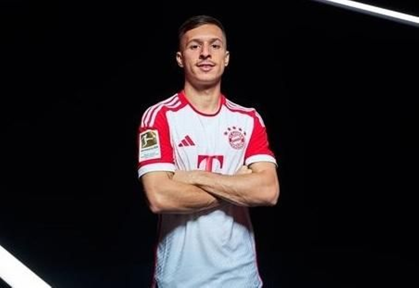 Bryan Zaragoza ya posa con la camiseta del Bayern de Múnich.