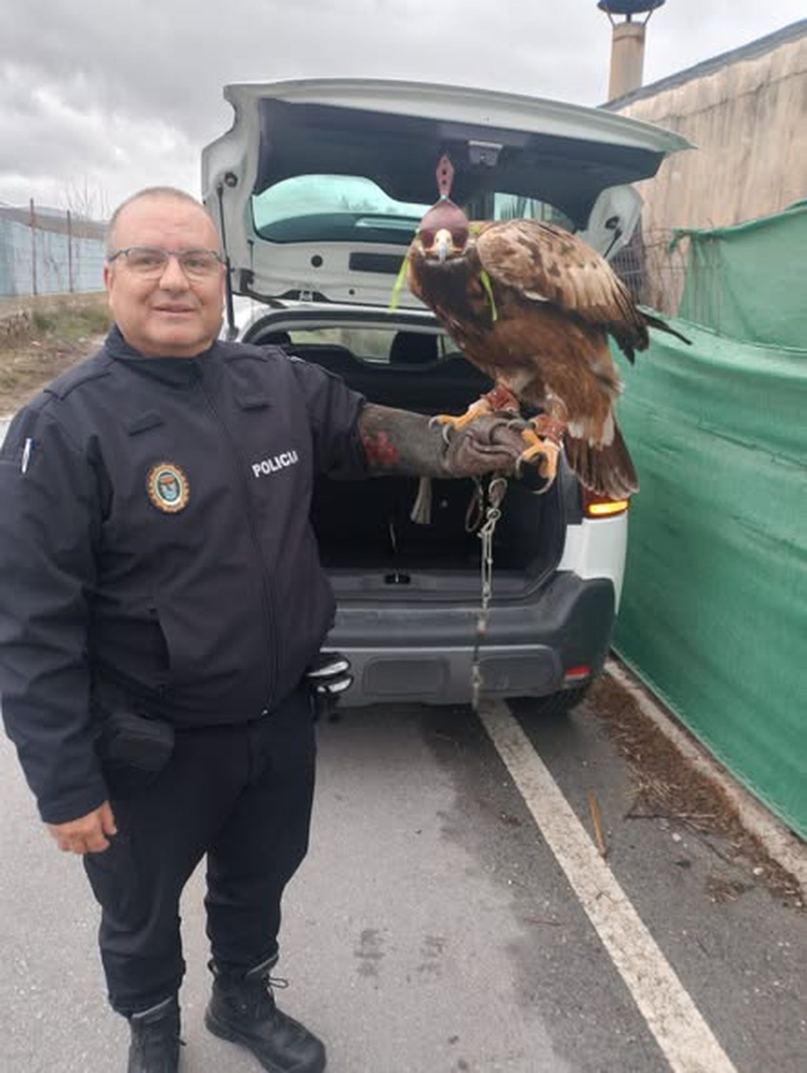 Agente de Policía de Huétor posa con el animal.