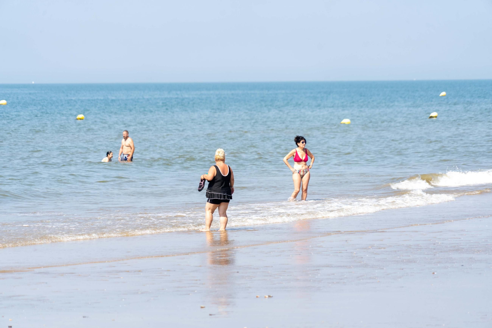 Una mañana de domingo en El Espigón, la playa de Huelva capital.