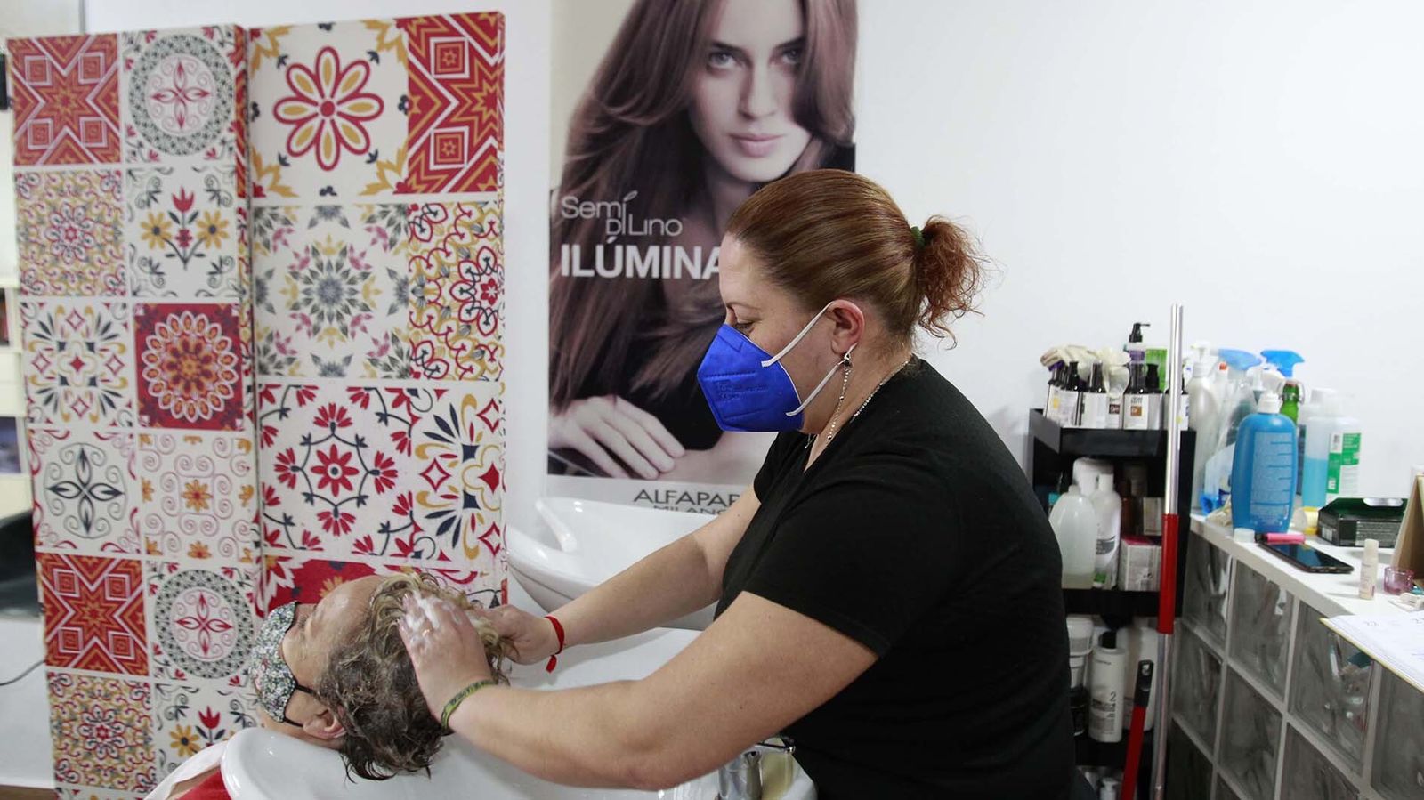 Las fotos de la protesta del sector de las peluquerías en Algeciras para exigir una bajada del IVA