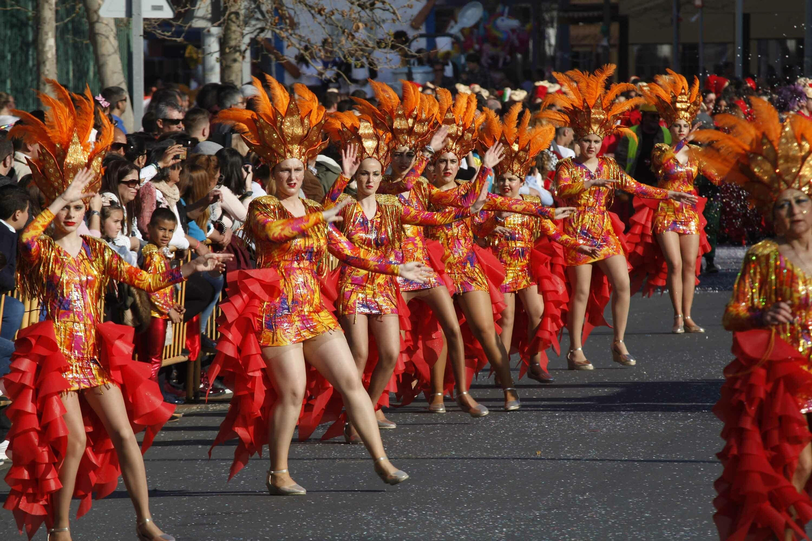 Un grupo con disfraces coloristas, bailando una coreografía.