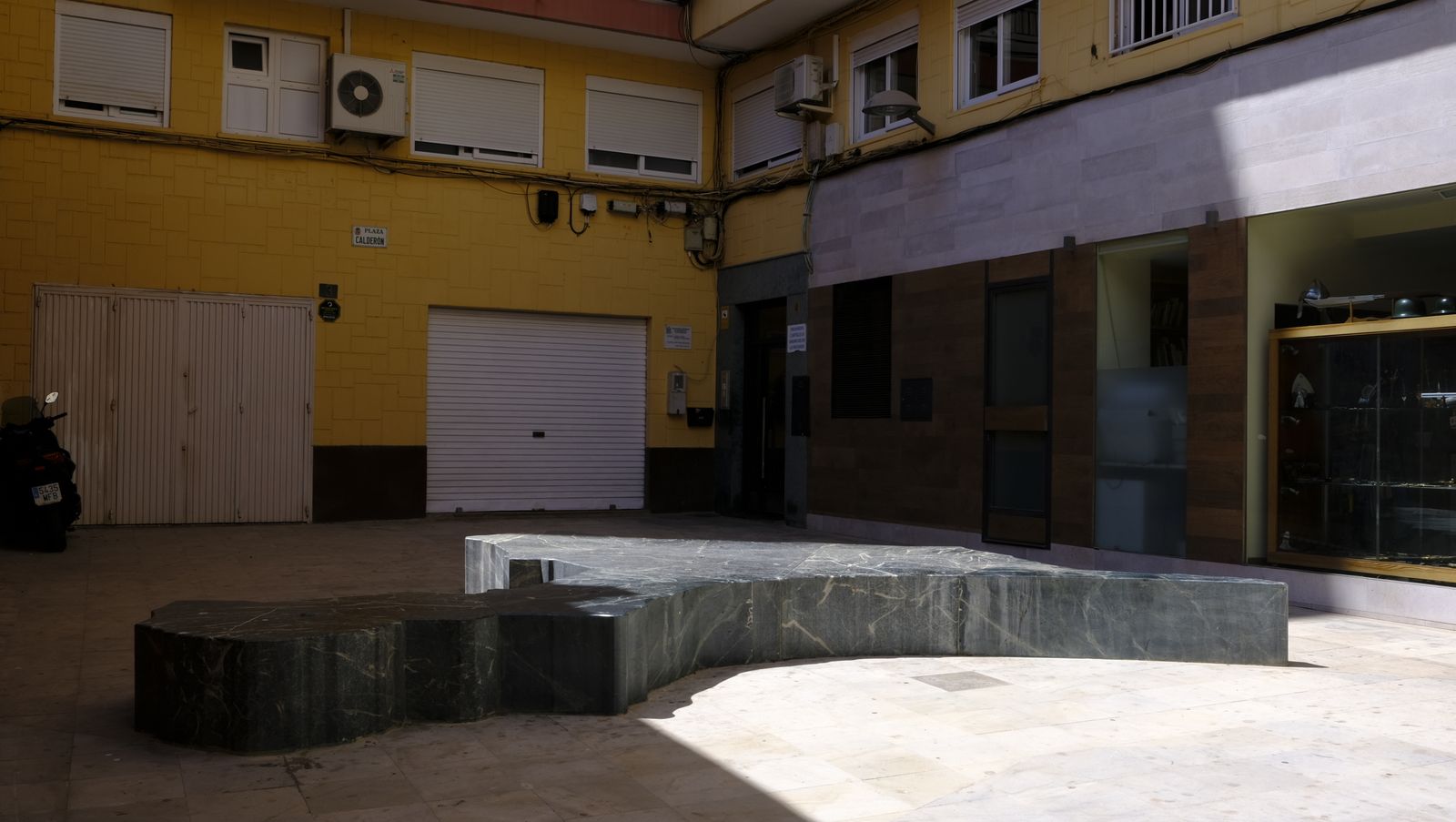 El banco solitario de la plaza Calderón de Almería.