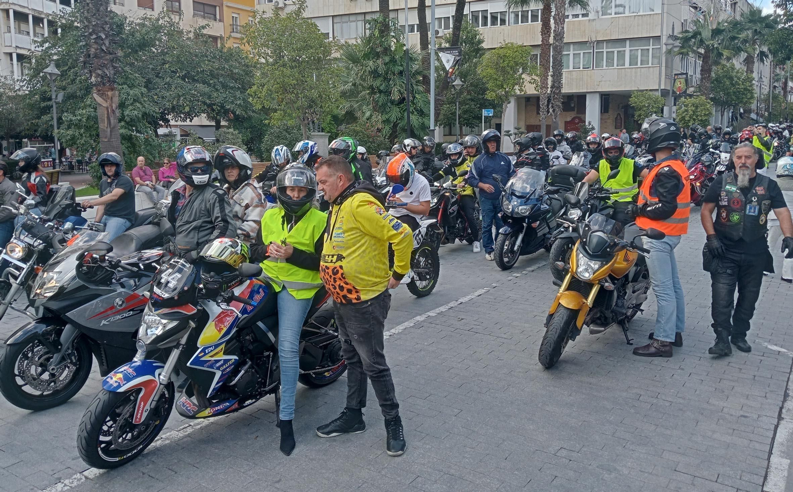 Imágenes de la concentración motera en memoria de Hugo Millán por las calles de Huelva