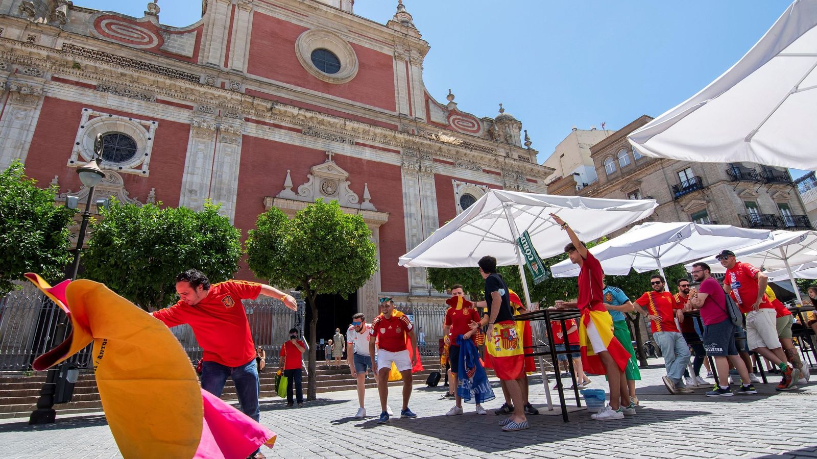 Aficionados de España en la plaza de El Salvador.