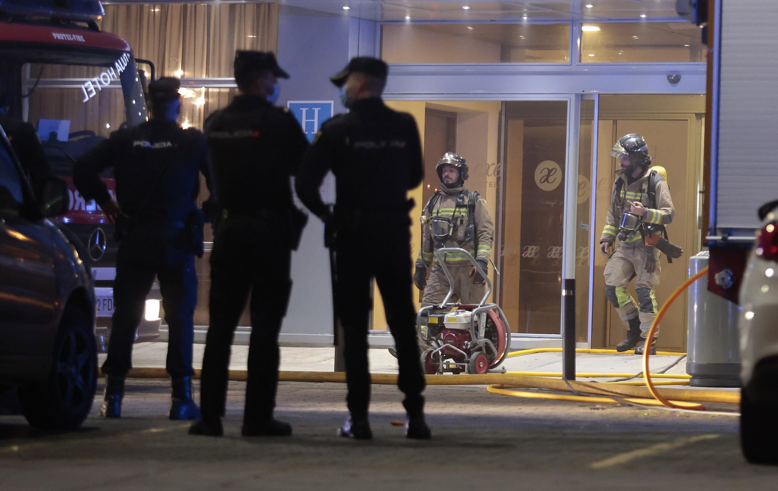 Las imágenes del incendio en el Hotel Isla de la Cartuja