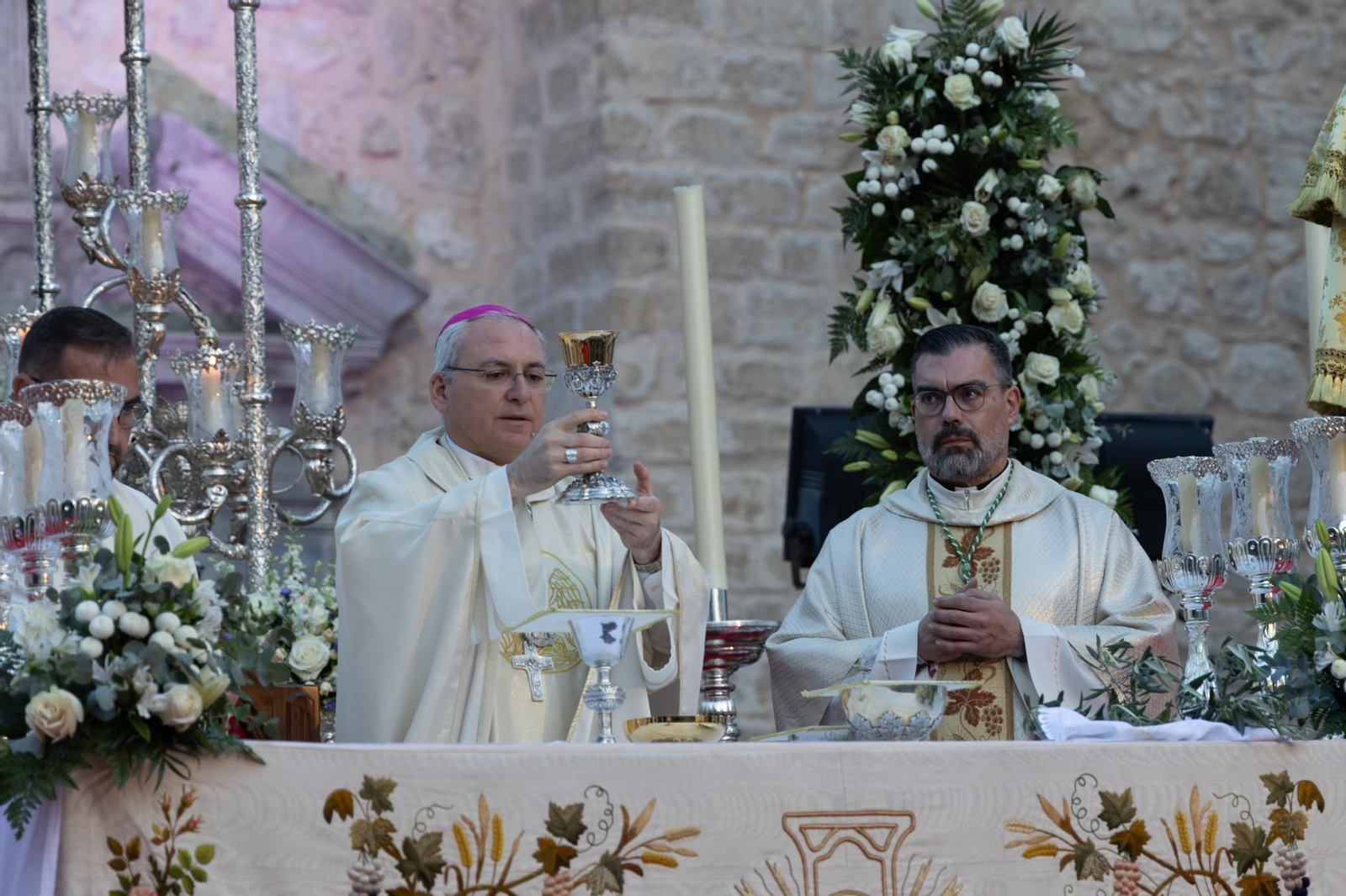 Santa Ana, patrona de Torredelcampo, recibe el bastón de mando como Alcaldesa Perpetua.