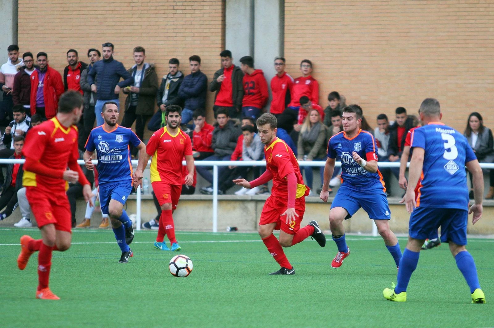 Senén (Los Rosales) es perseguido por Álex Martín (Punta del Caimán), ayer.