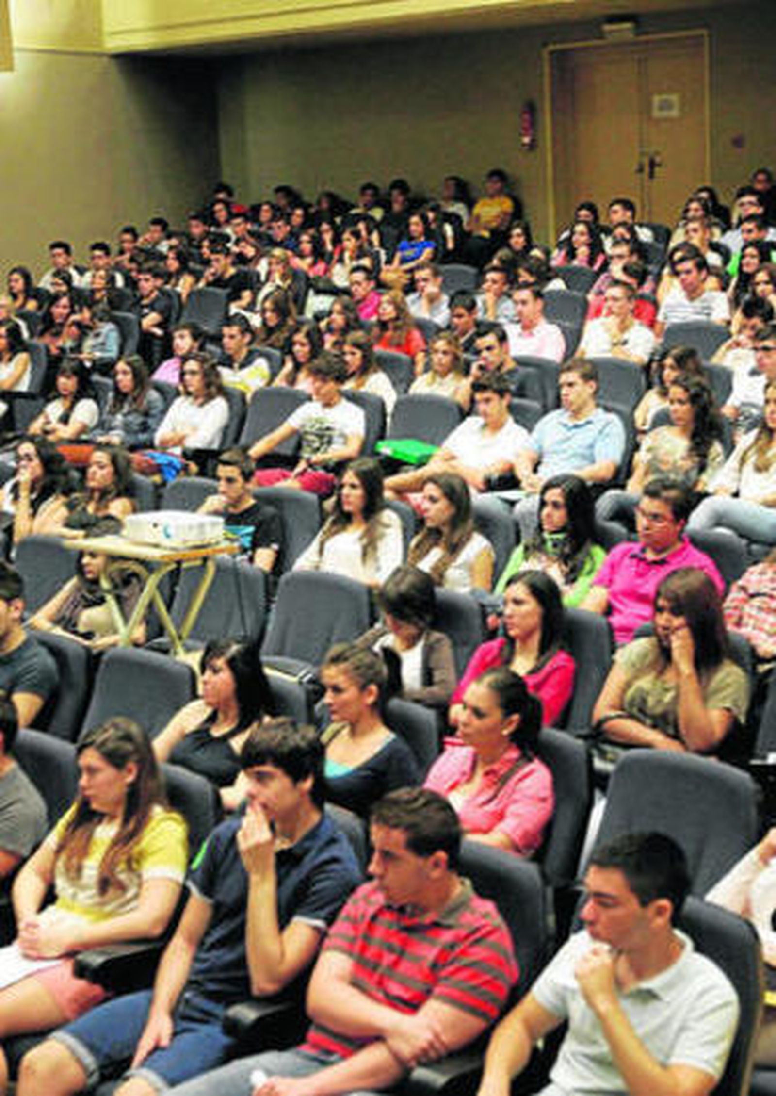 Alumnos de la Facultad de Derecho el primer día de clase del curso académico.