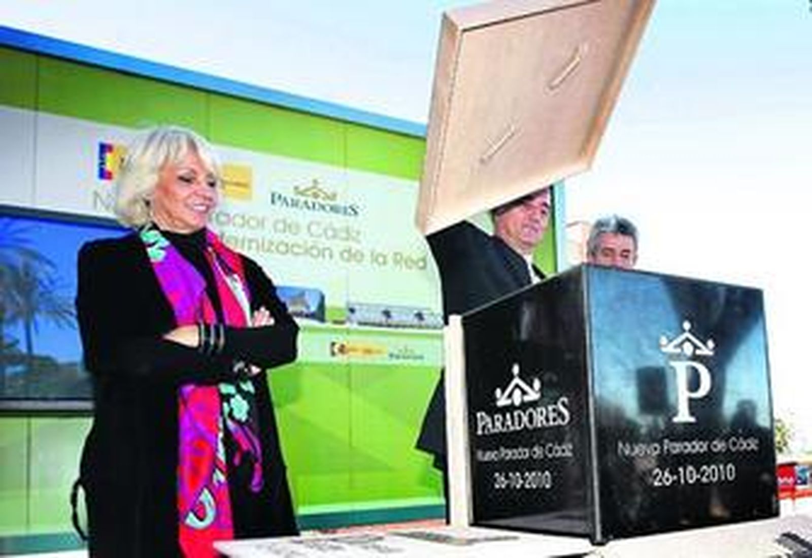 El ministro descubre la primera piedra junto a la alcaldesa y el presidente de Paradores.