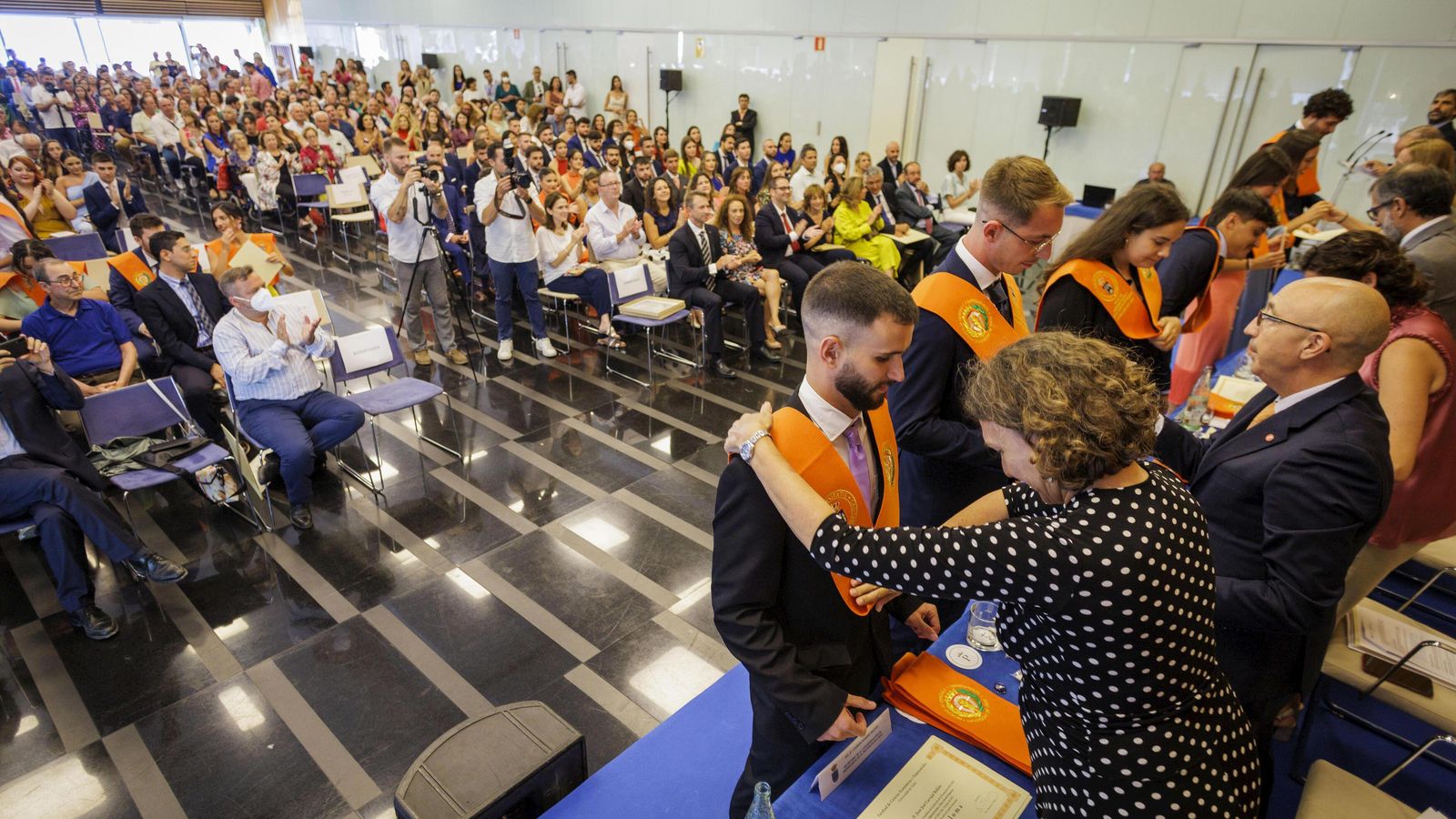 Un momento de la imposición de becas a los egresados.