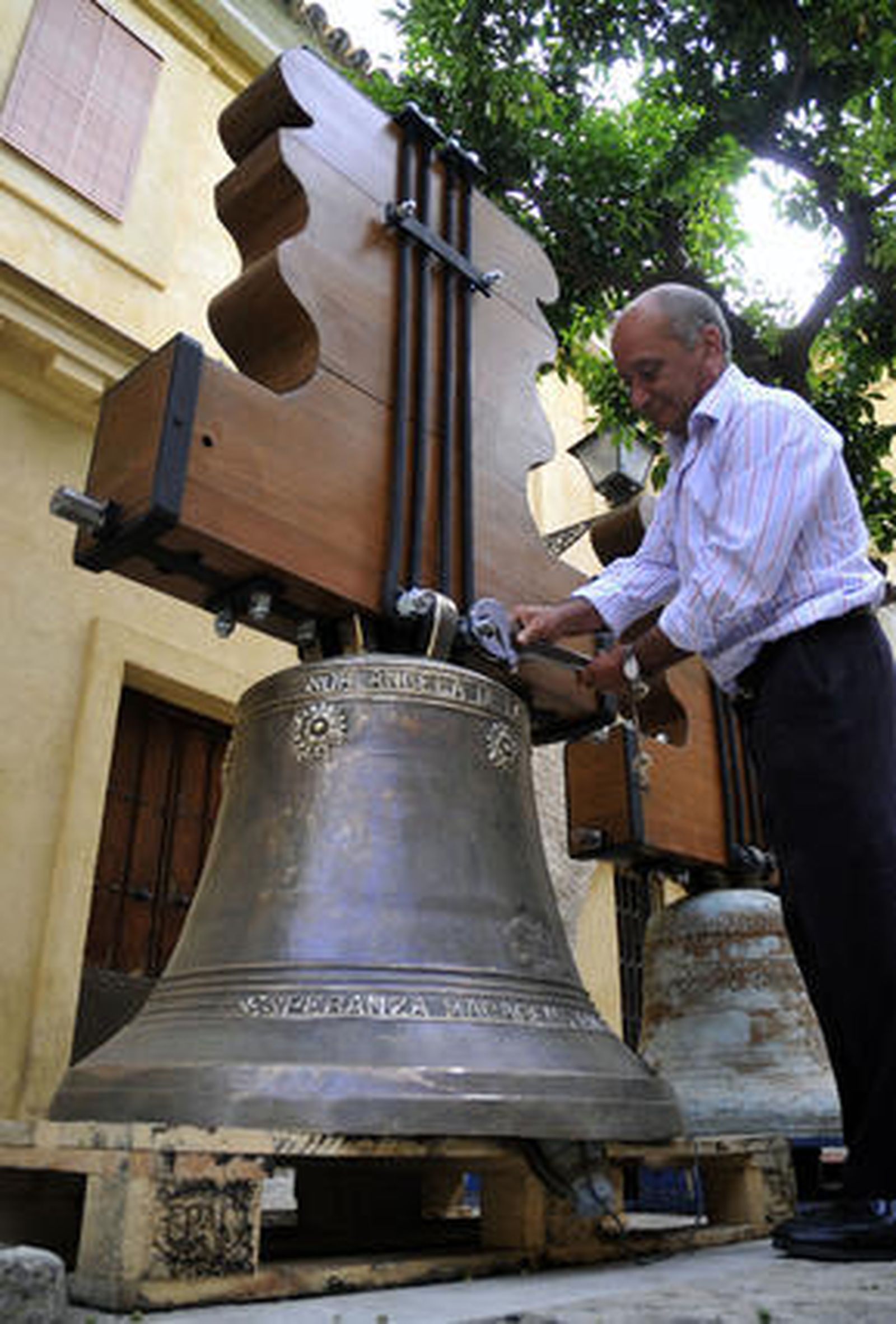 Las cuatro campanas de la espadaña de la basílica vuelven a lucir en todo su esplendor.  Foto: Juan Carlos Vázquez