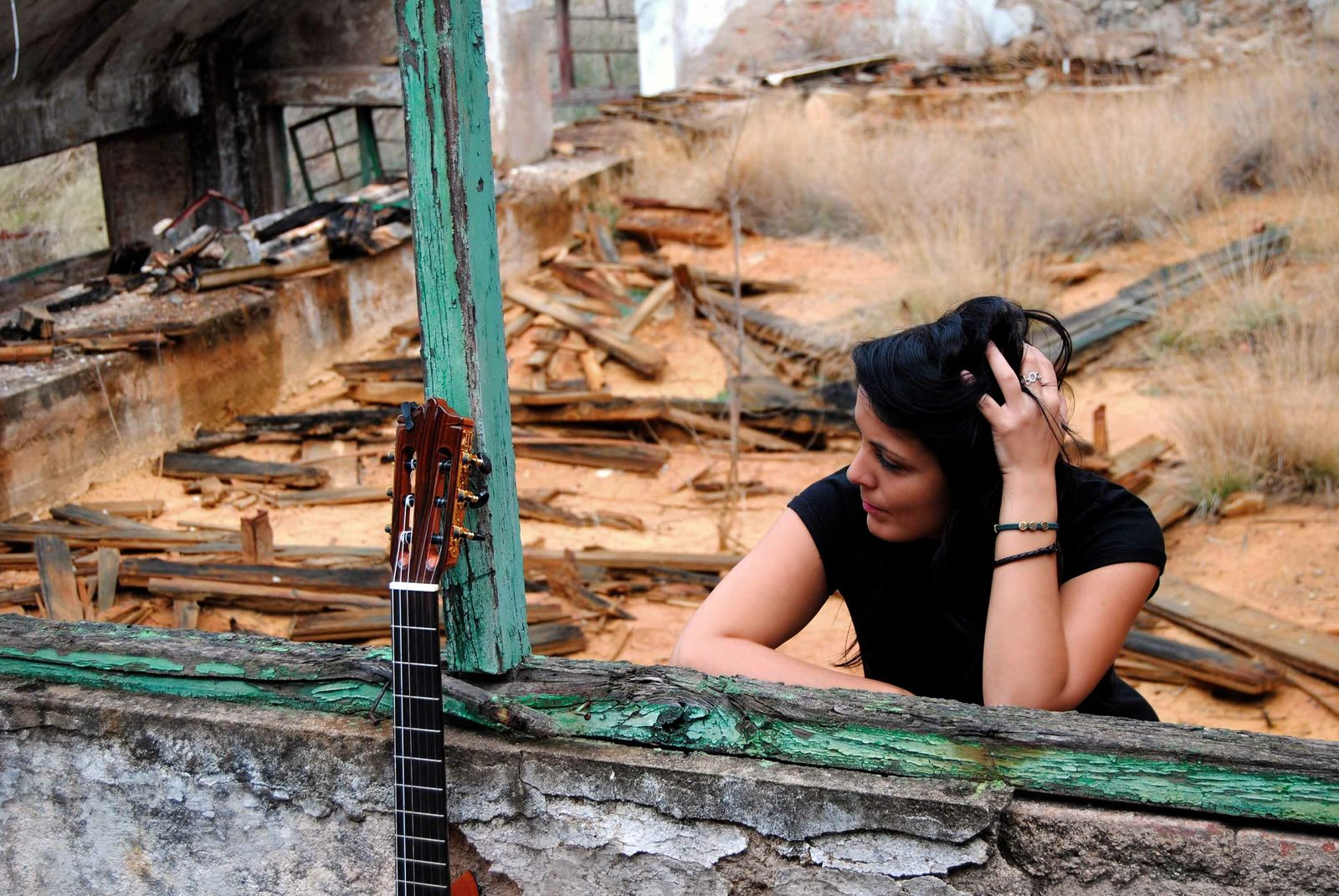 La artista isleña Alba Casado junto a su guitarra.