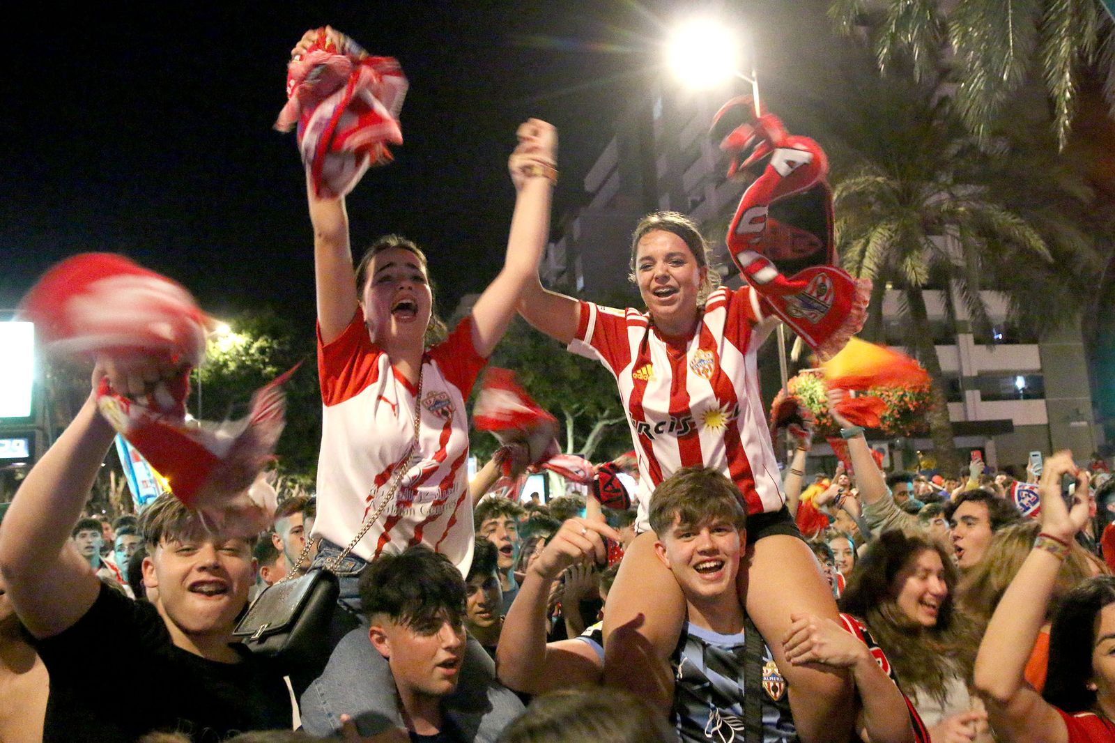 Las imágenes de la celebración del ascenso del Almería en la Plaza de las Velas