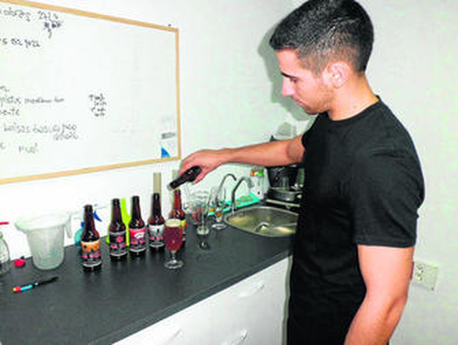 Juan Ignacio junto a sus cervezas.