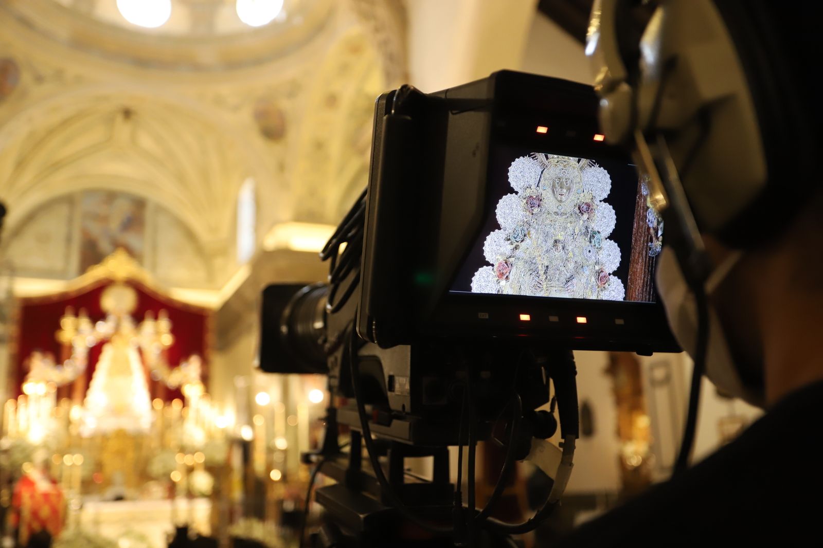 Imágenes de la misa de Pentecostés atípica y a puerta cerrada por el coronavirus, en la parroquia de la Asunción de Almonte