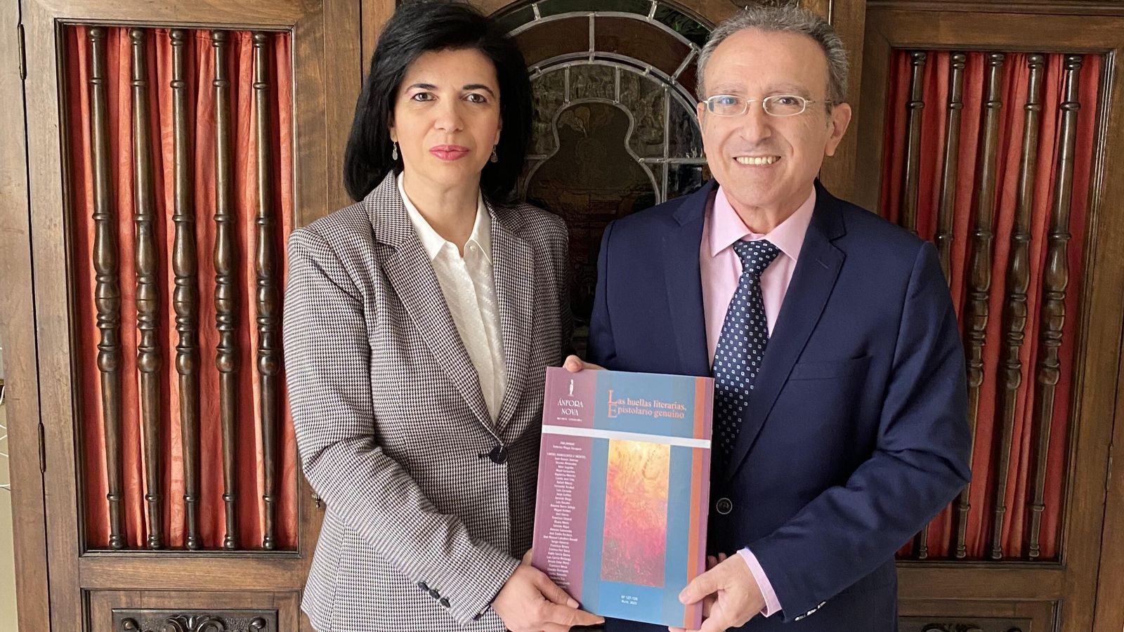 Carmen García Cruz y José María Molina, con un ejemplar de 'Ánfora Nova'.