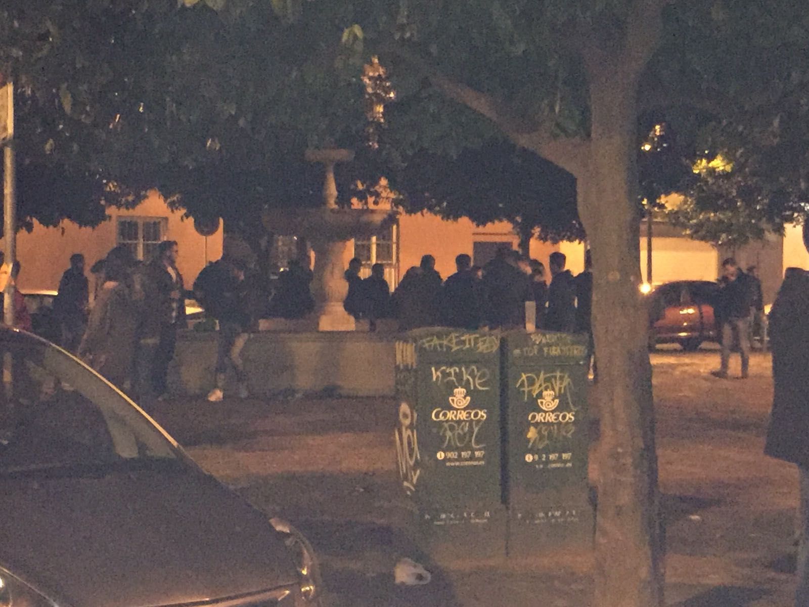 Jóvenes se concentran de noche en la plaza de San Leandro.