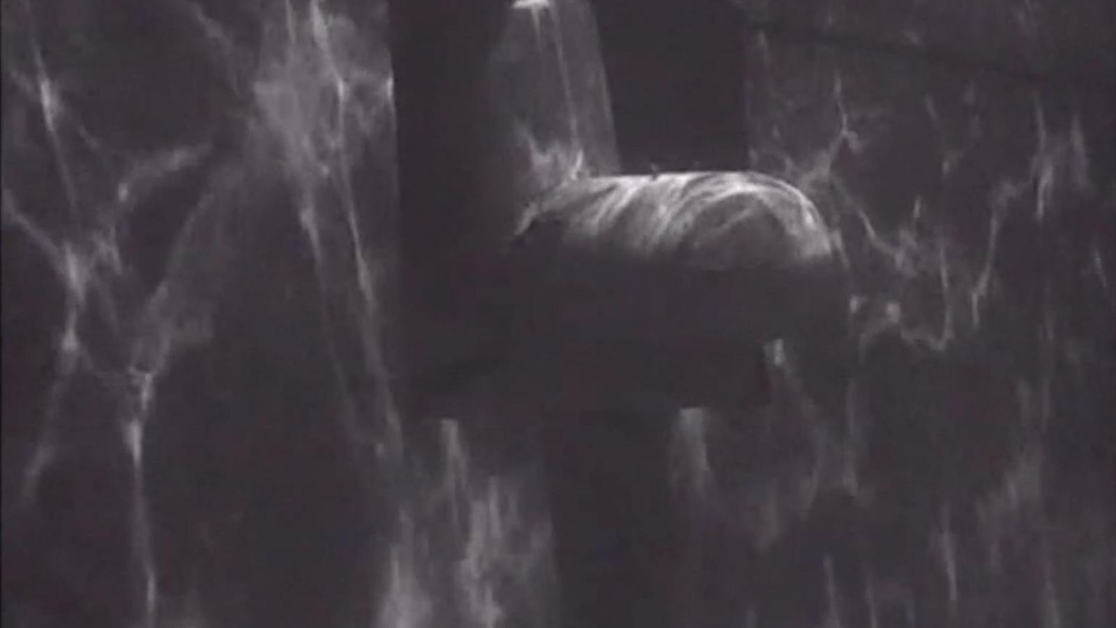 Recreación de la salida de un 'maiale' a través de la compuerta abierta en el costado de babor del 'Olterra'.