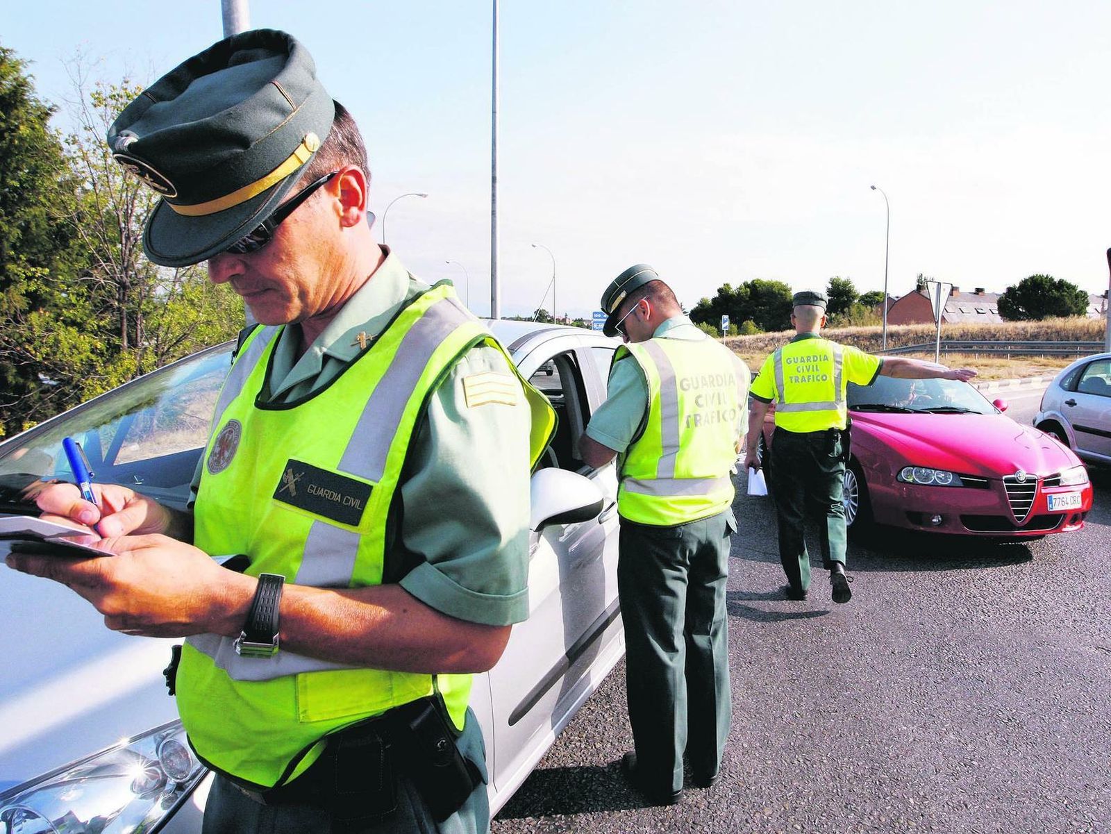 Efectivos de la Guardia Civil en un control de tráfico.