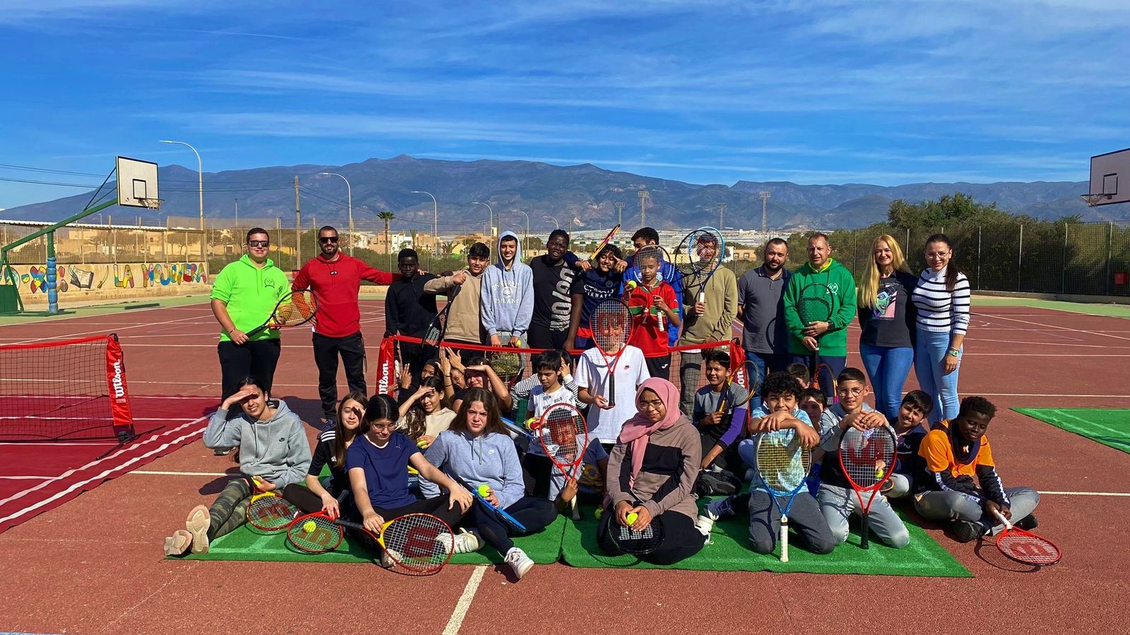 Foto de familia de los alumnos con los monitores