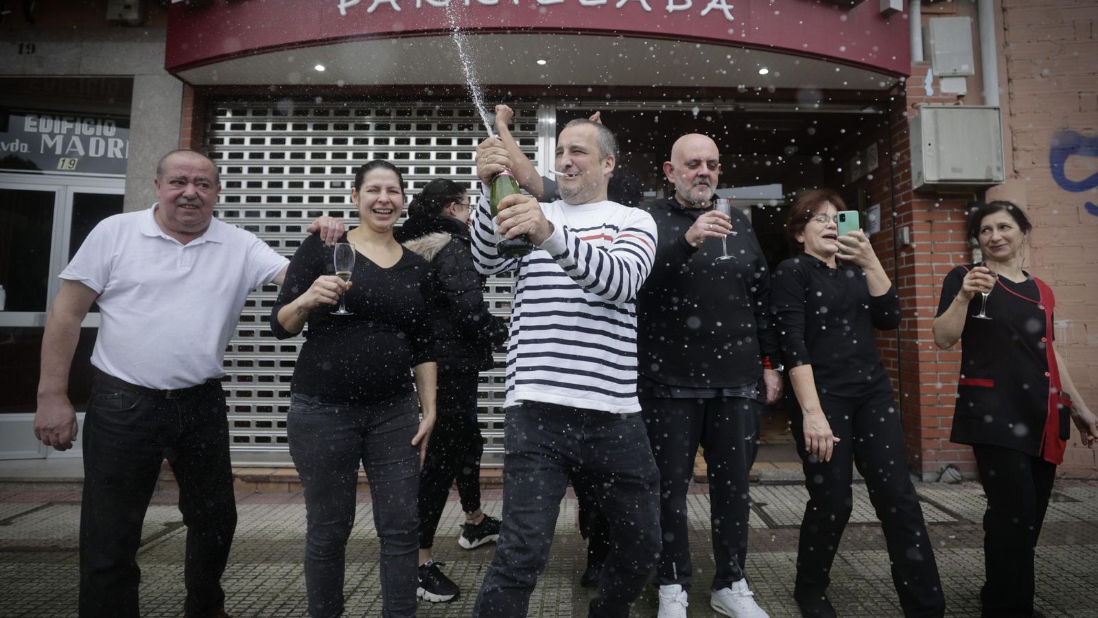 Celebrando haber vendido El Gordo.