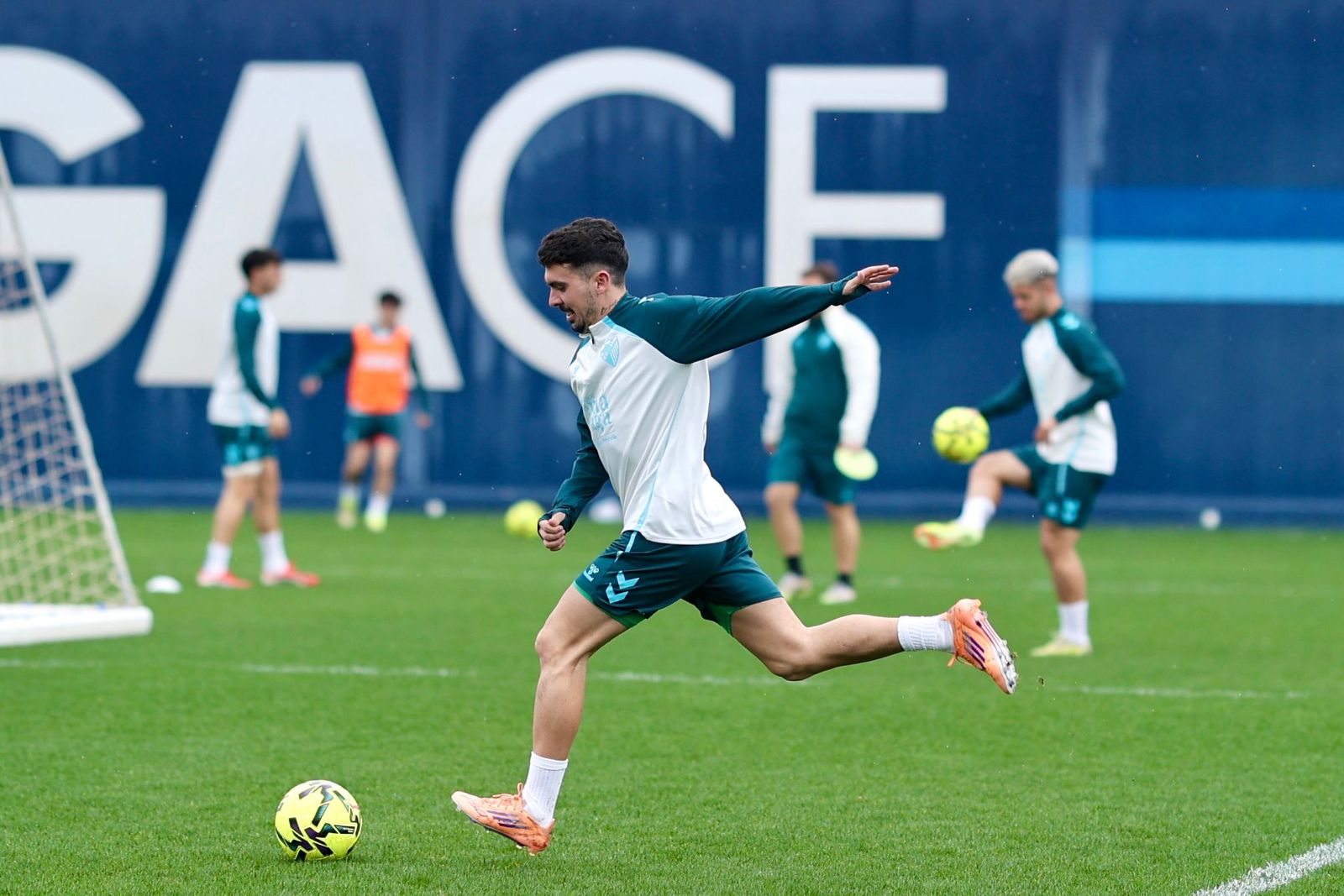 El Málaga CF ya juega el partido ante la Cultural Leonesa
