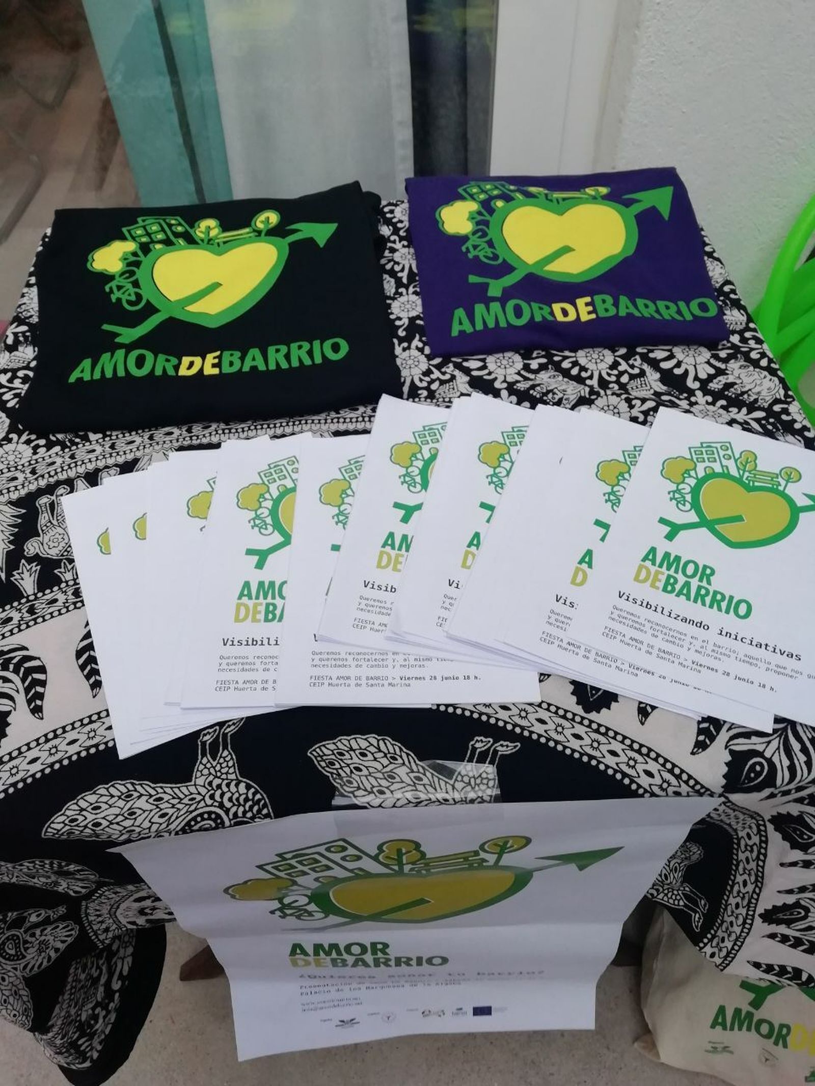 Amor de Barrio es un proyecto promovido por un grupo de personas de San Julián, San Gil y Feria que quieren convertir sus barrios en “un mejor lugar para vivir, más humano y sostenible”, un sueño que lideran Santa Cleta y La Transicionera en colaboración con una decena de entidades financiado por el Fondo Andaluz de Municipios para la Solidaridad Internacional (Famsi).