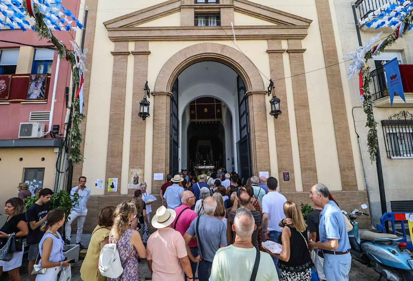 Magna Mariana Huelva 2025: Imágenes del ambiente en las iglesias durante la mañana del viernes