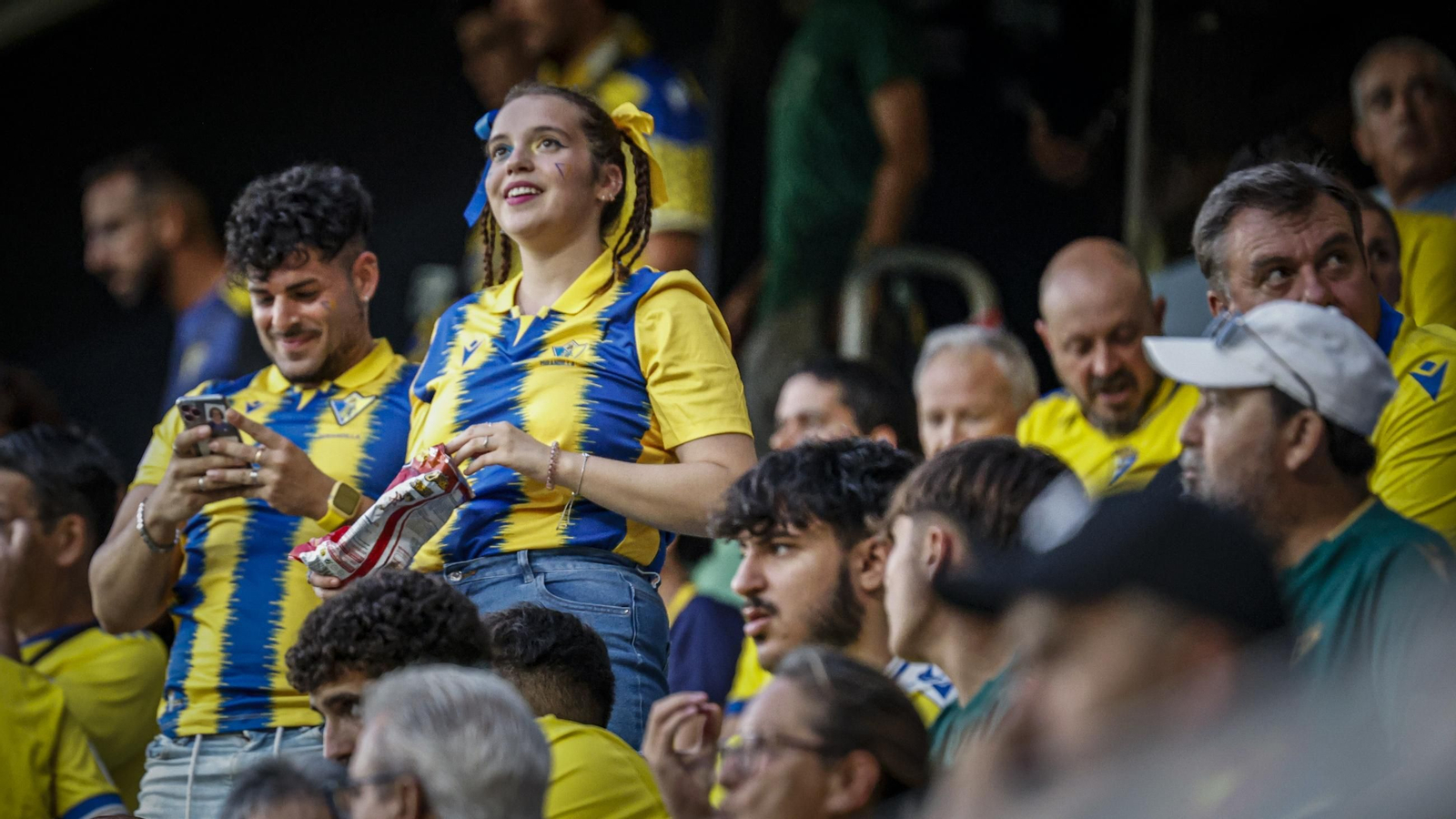 Búscate entre las fotos del partido de fútbol entre Cádiz CF y Real Zaragoza