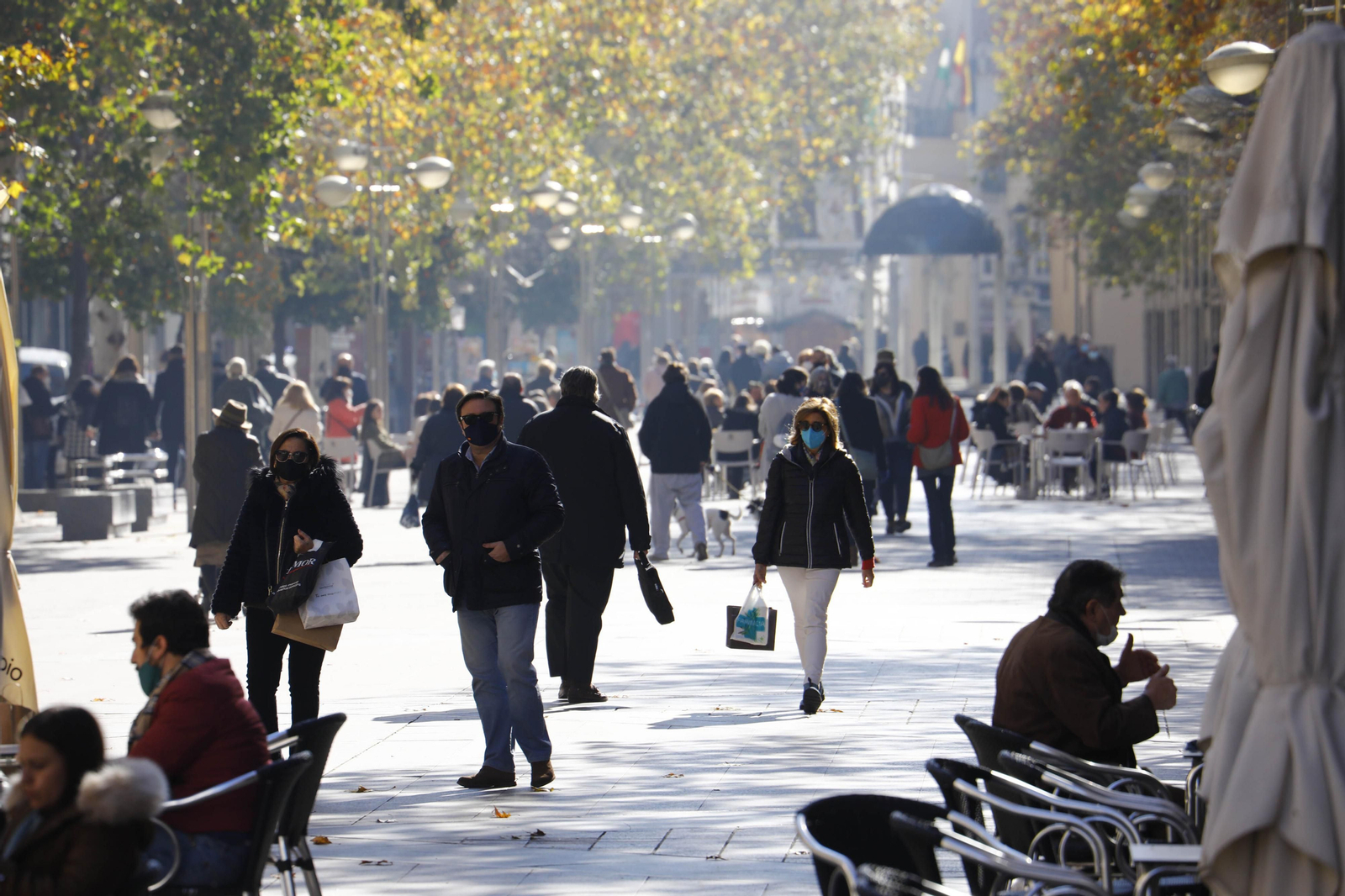 Personas caminan por el centro de Córdoba.