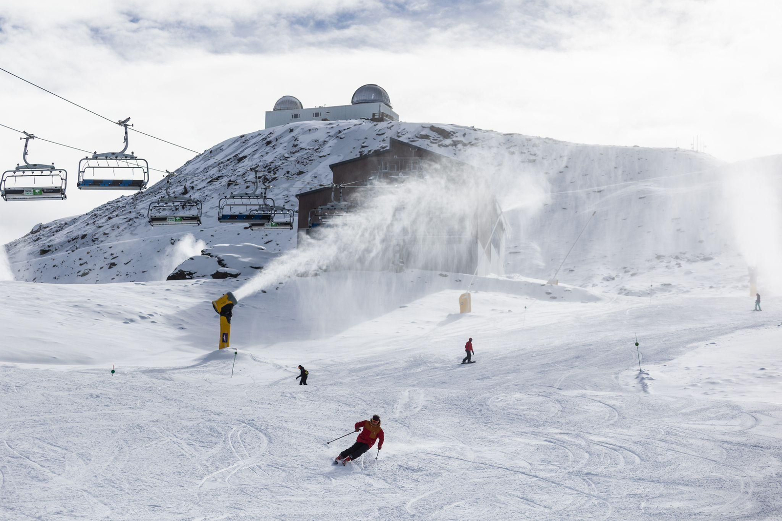 Primeros esquiadores del curso en Sierra Nevada