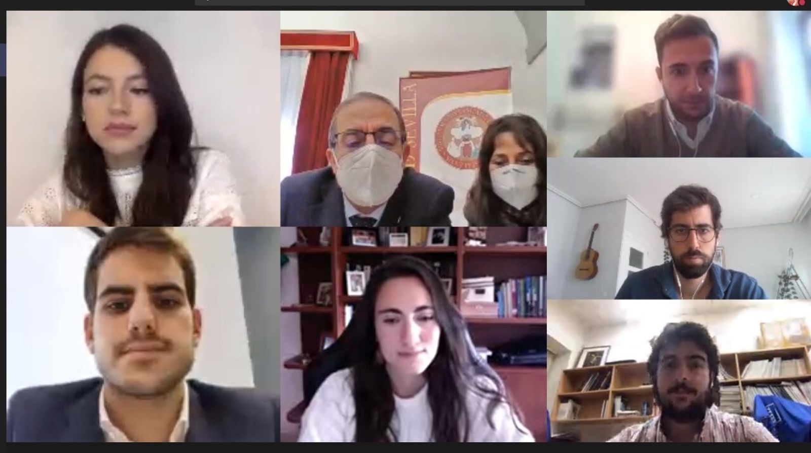 Miguel Ángel Castro charla por videoconferencia con los alumnos premiados.