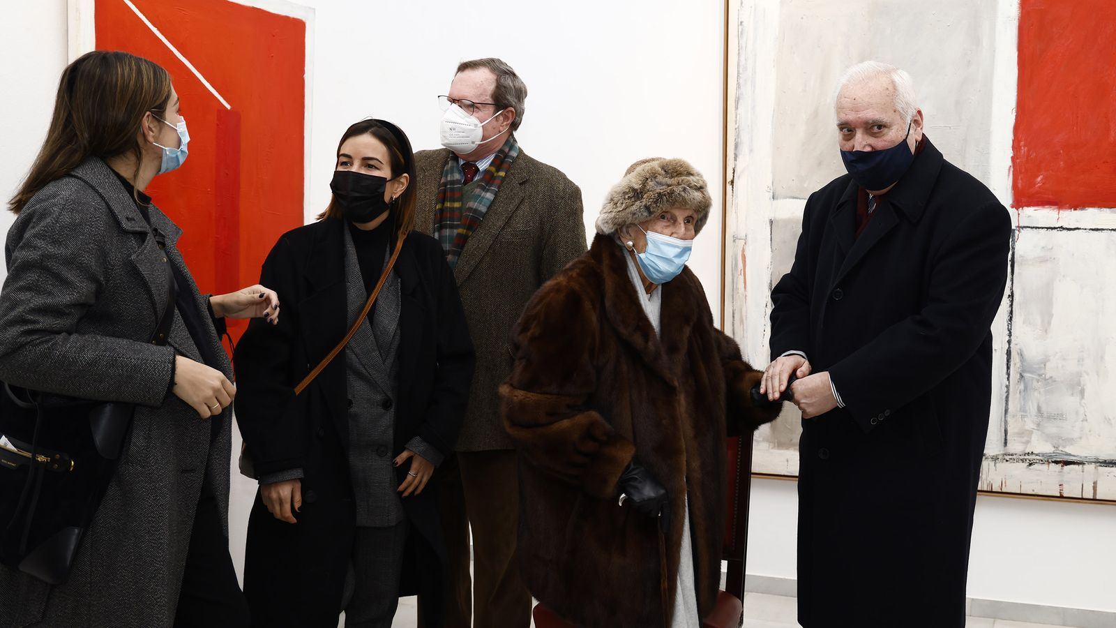 La madre e hijas de Manuel Salinas con el comisario de la muestra y el presidente de Santa Isabel de Hungría.